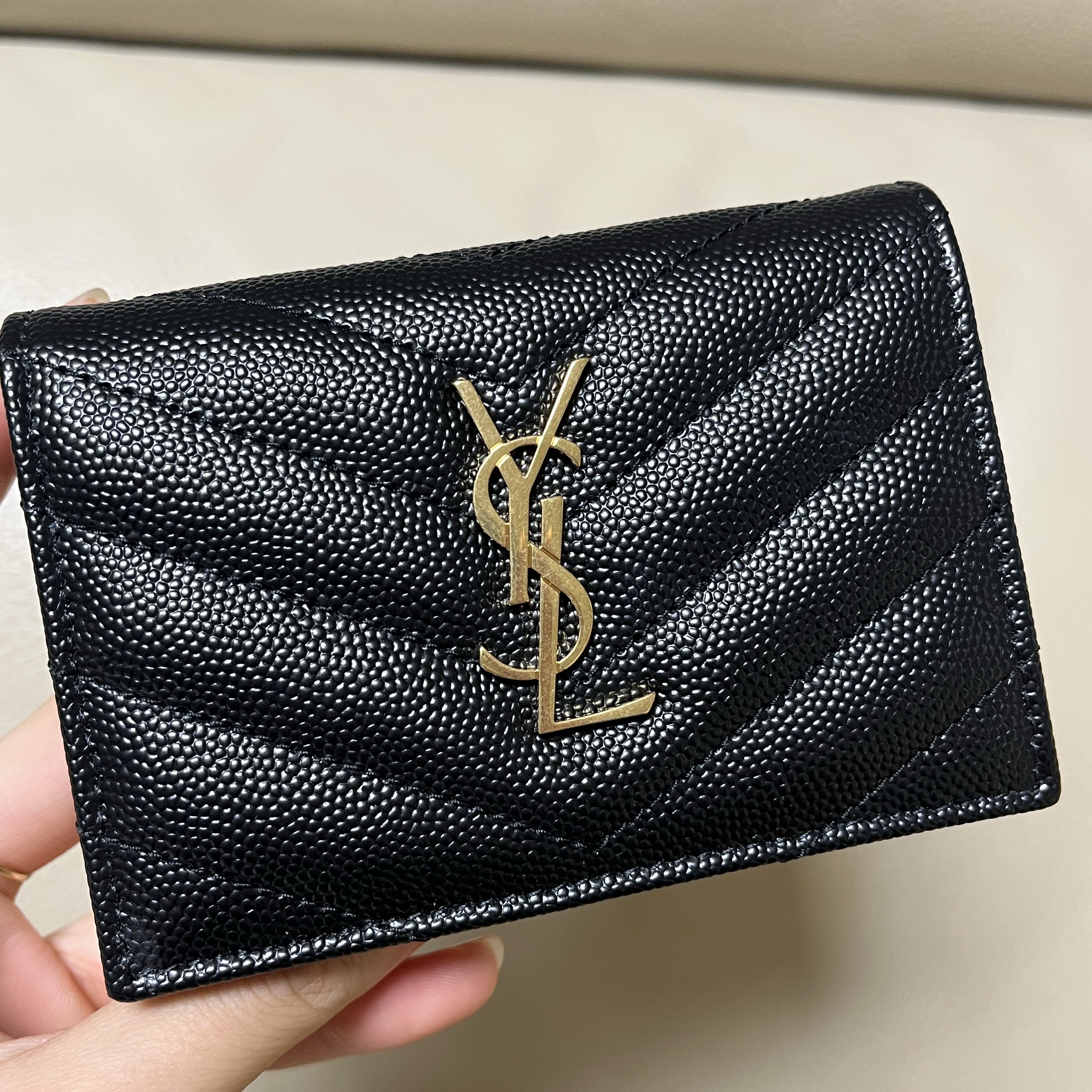 Saint Laurent Cassandre Matelasse Business Card Case in Grain de Poudre Embossed Leather Black 착용 스타일
