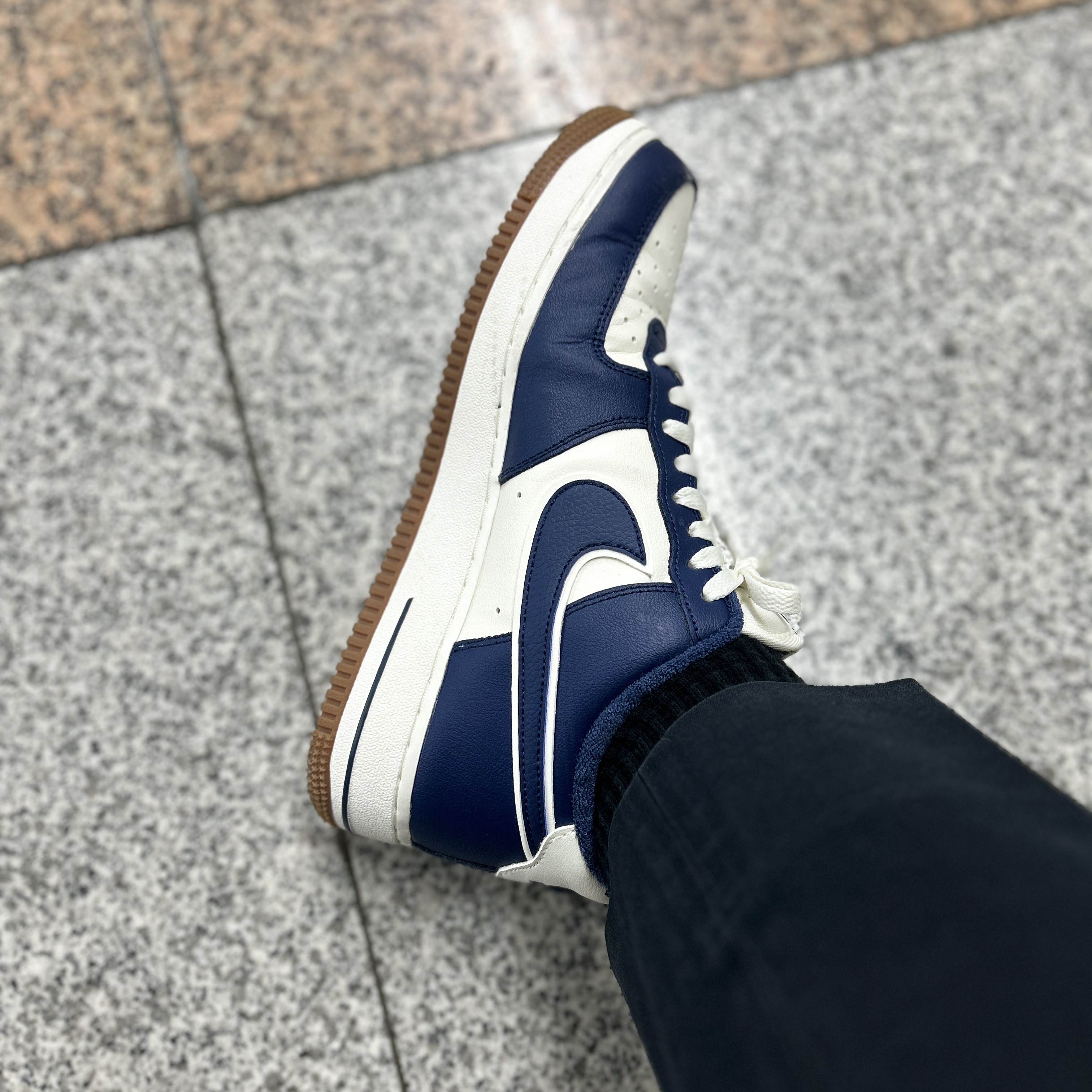 Nike Air Force 1 '07 LV8 Midnight Navy 착용 스타일 - 2