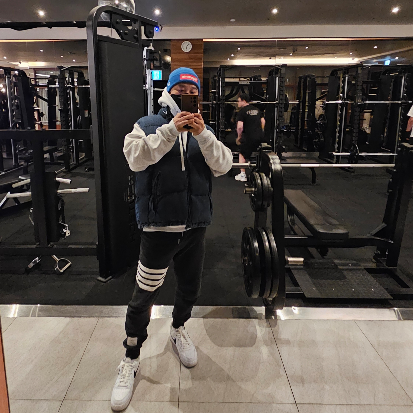 Supreme x Nike Denim Puffer Vest Indigo - 24SS, Nike Air Force 1 '07 White Black 착용 스타일
