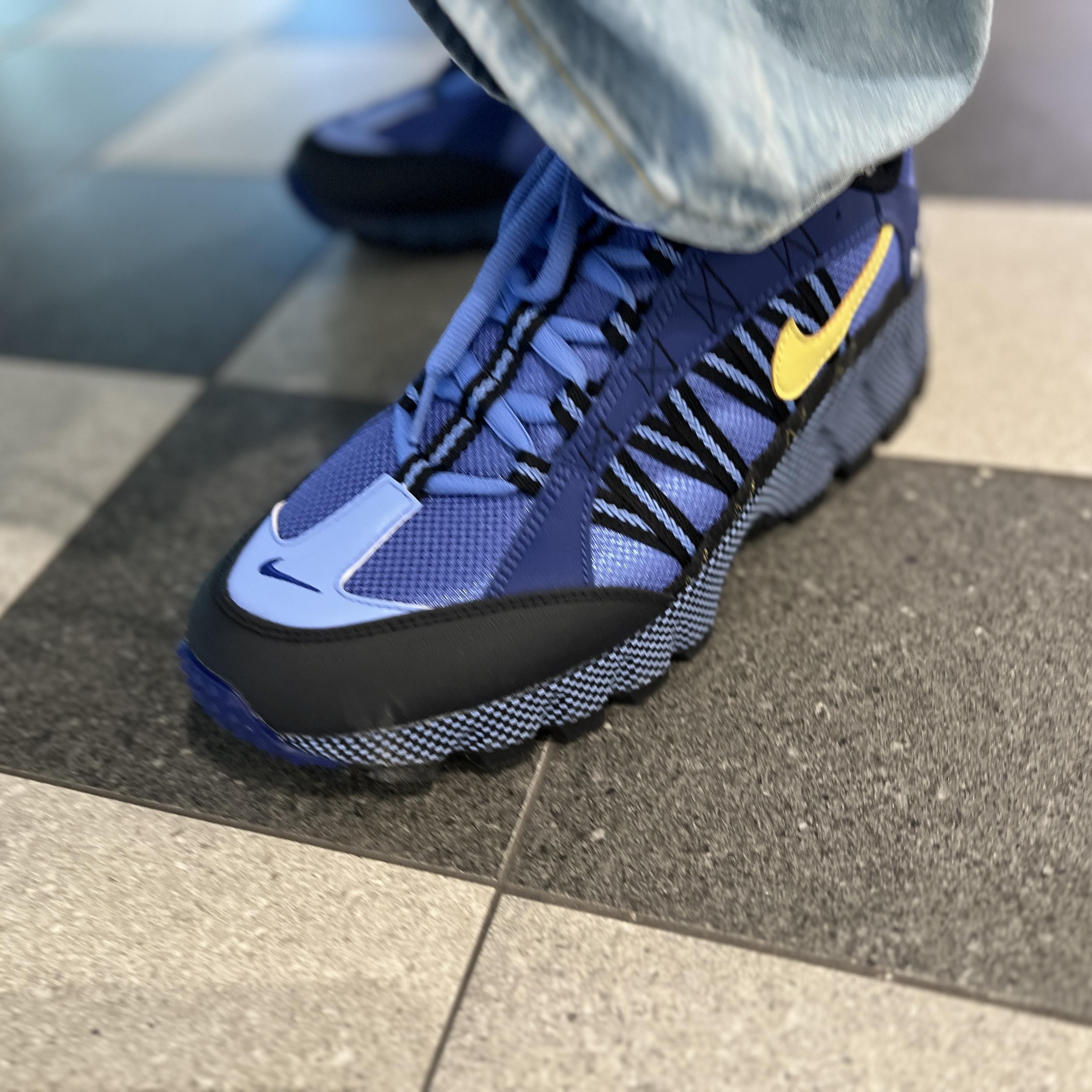 Nike Air Humara Deep Royal Blue and Light Ultramarine 착용 스타일