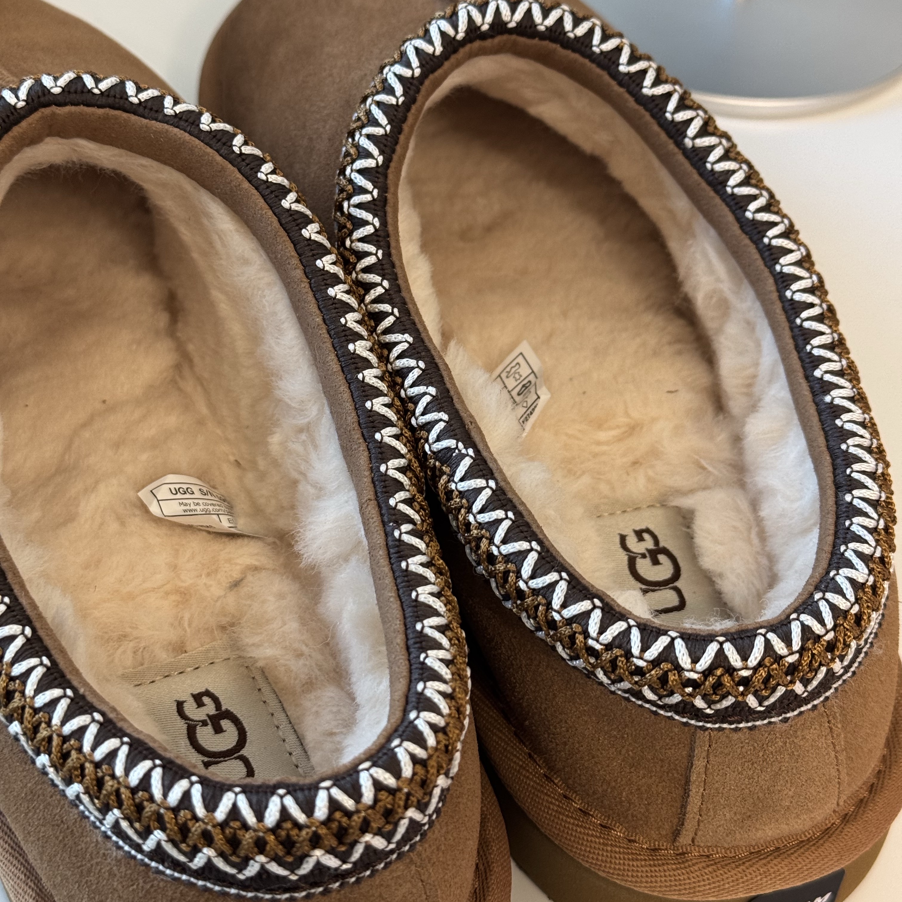 UGG Tasman Slipper Chestnut, Apple AirPods Max Lightning Space Gray (Korean Ver.) 착용 스타일 - 4