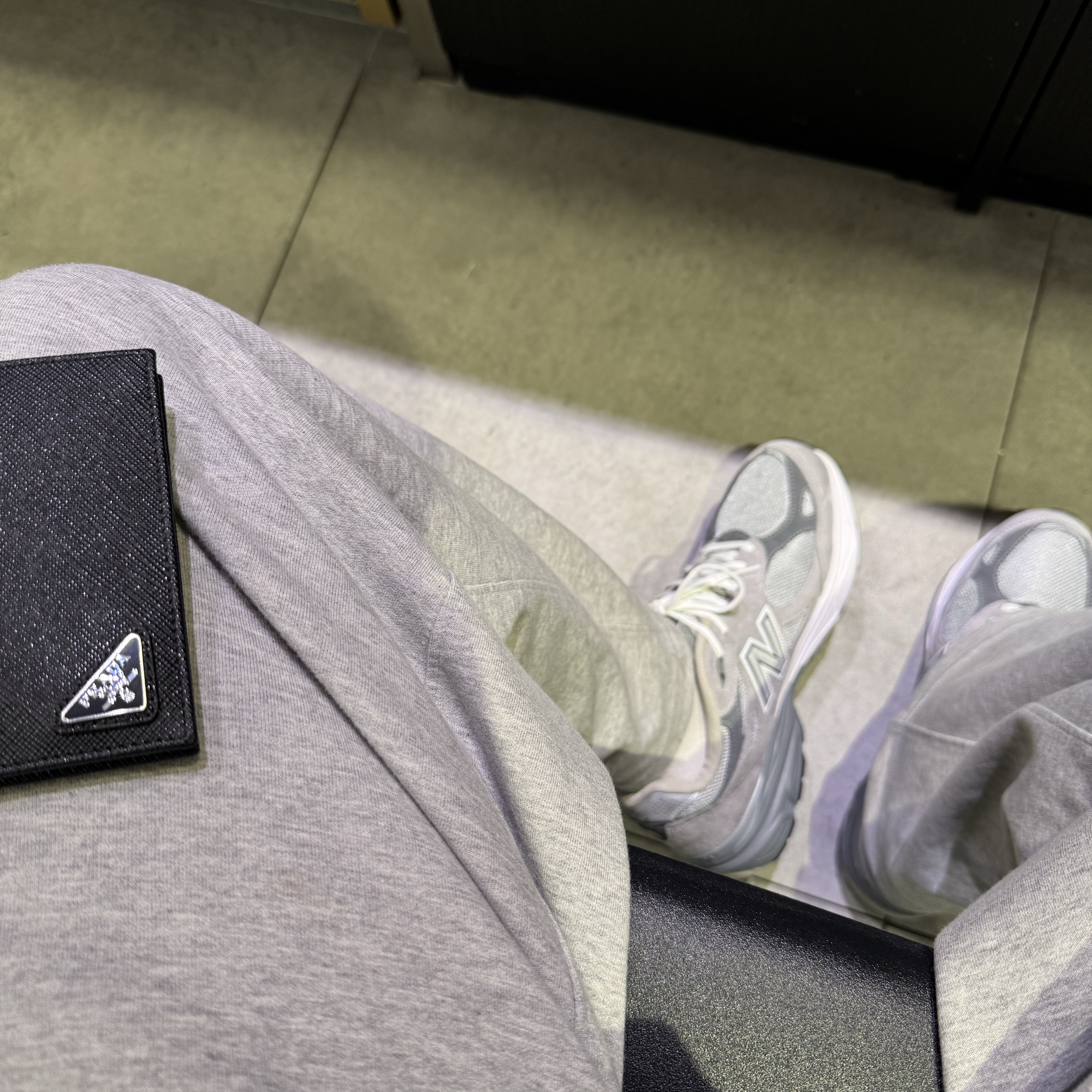 Prada Saffiano Leather Card Holder Black, New Balance 990v3 Made in USA Grey - D Standard 착용 스타일