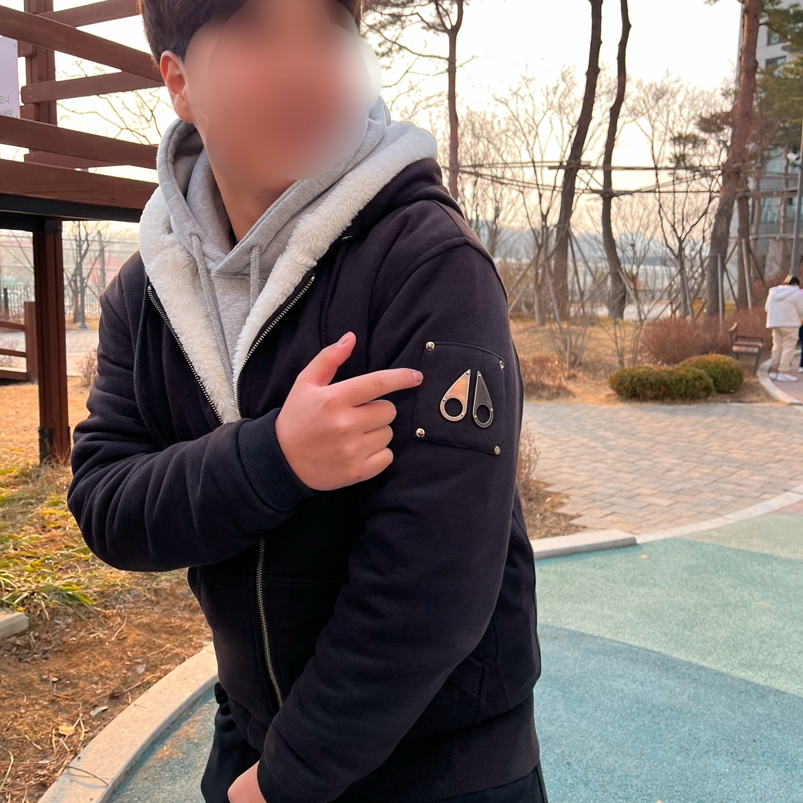 Moose Knuckles Classic Bunny 3 White Lining Zip Hoodie Black - 22FW 착용 스타일