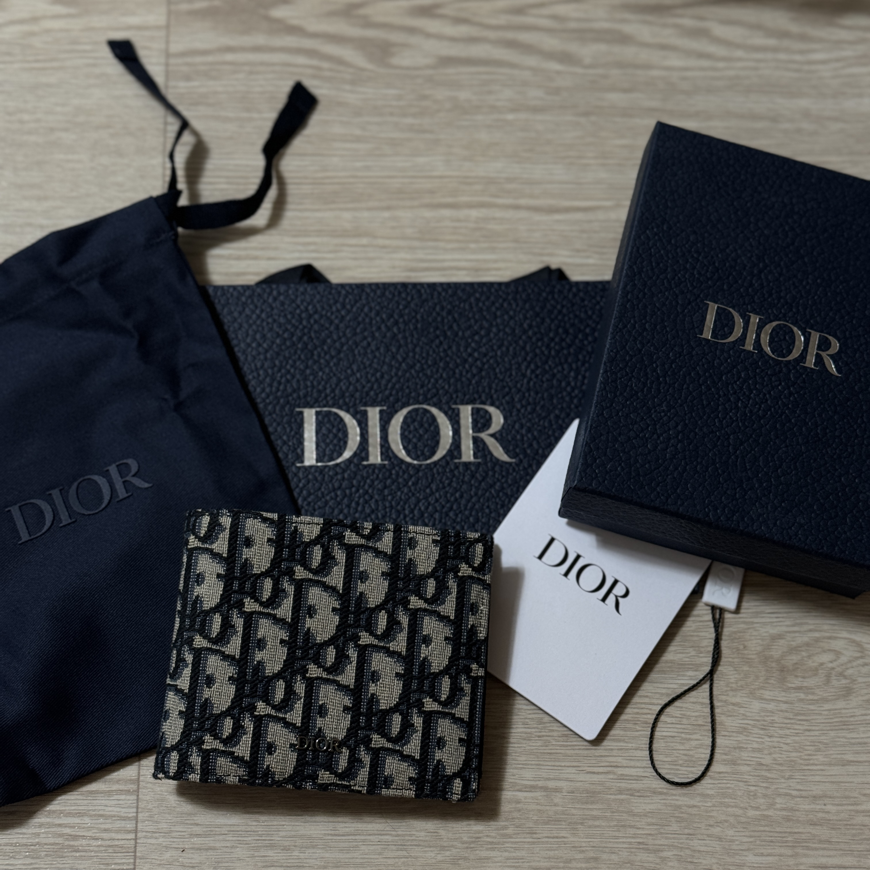 Dior Compact Wallet Beige & Black Dior Oblique Jacquard 착용 스타일 - 1