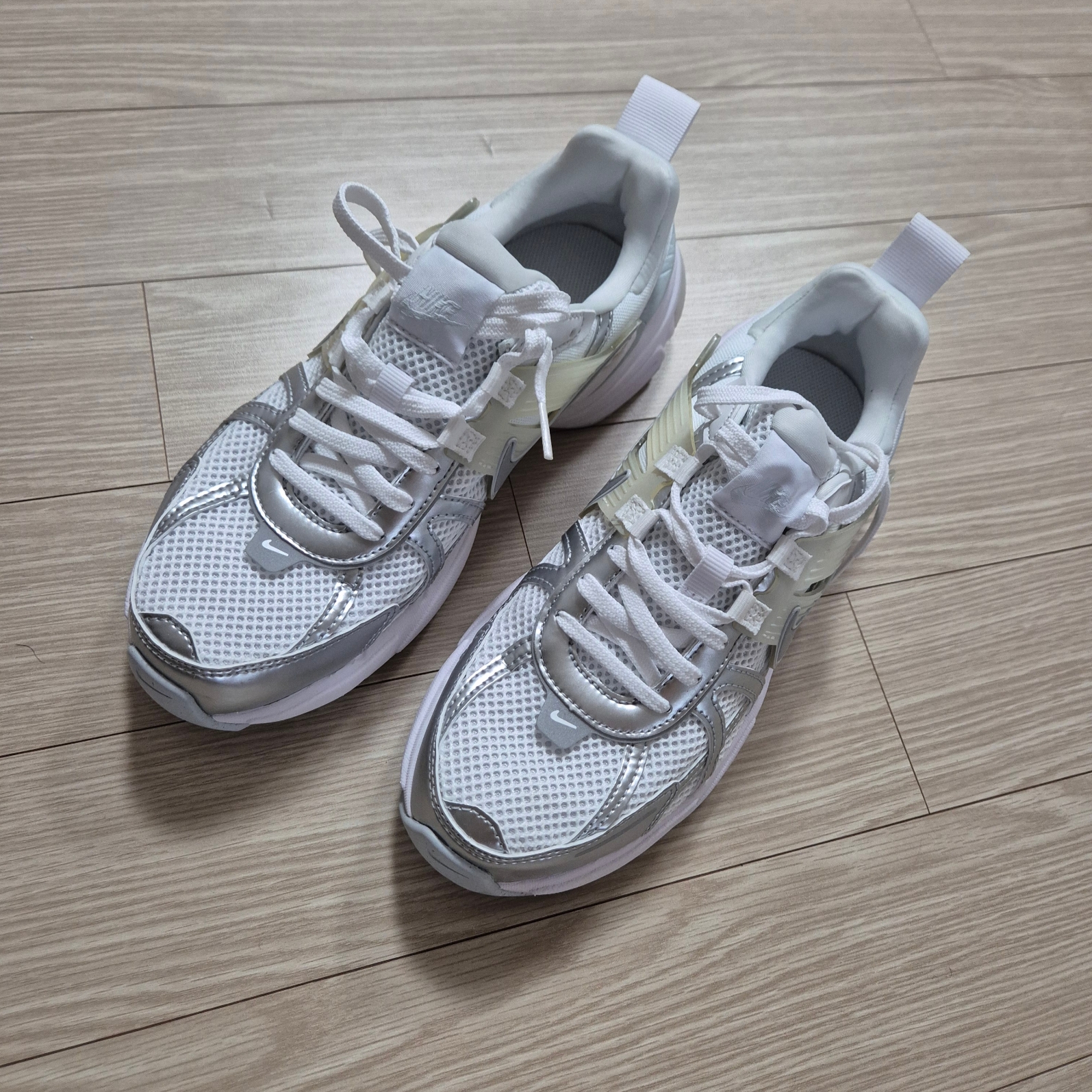 Nike V2K Run Metallic Silver White 착용 스타일