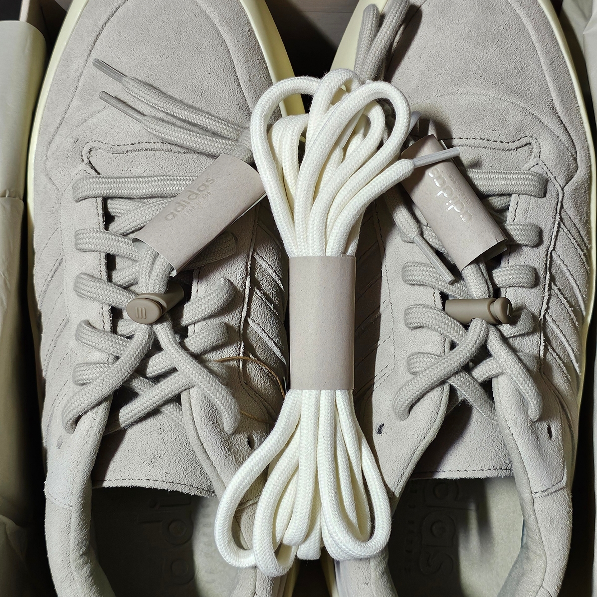 Adidas x Fear of God Athletics 86 Low Sesame 착용 스타일 - 1