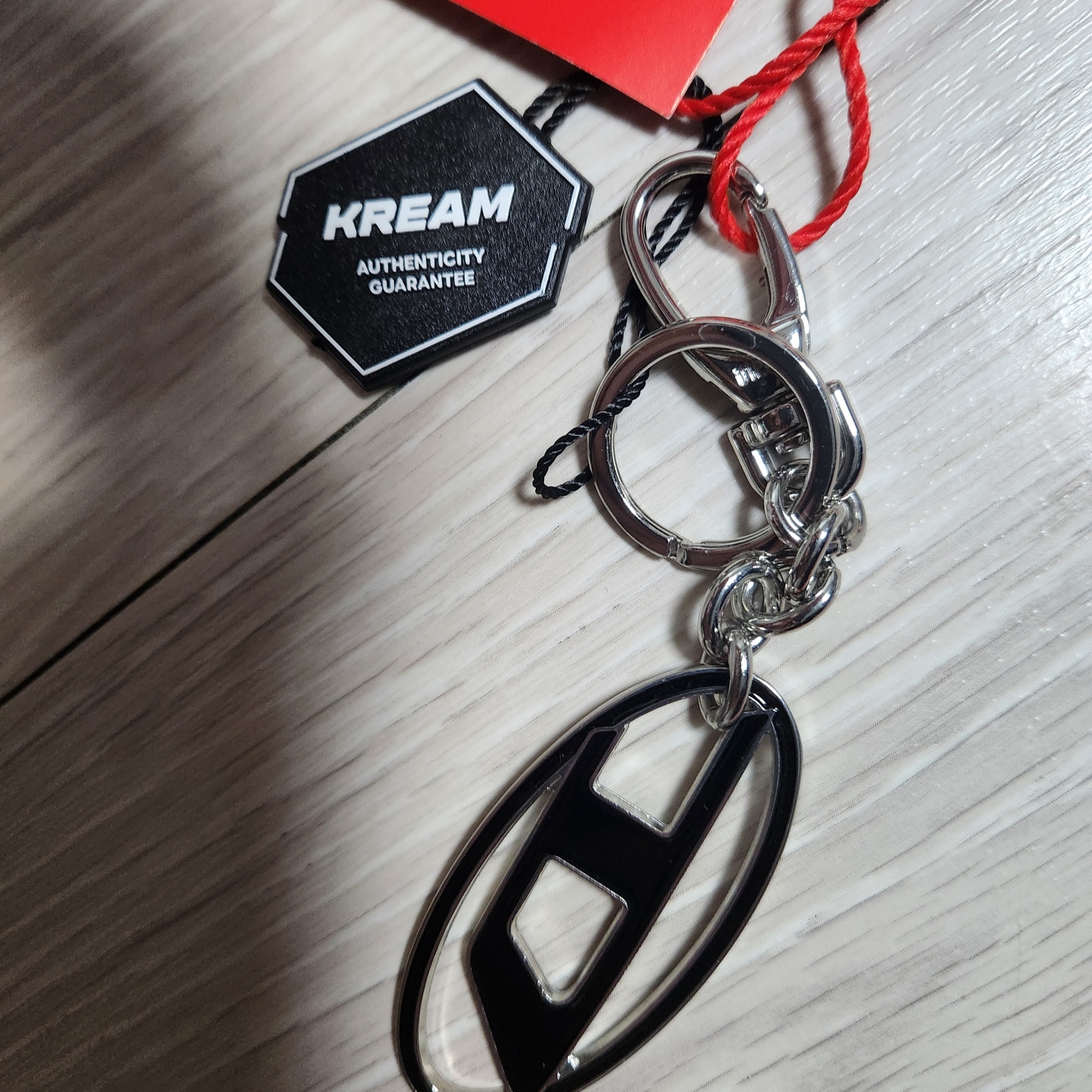 Diesel Holy B Logo Keyring Black 착용 스타일 - 1
