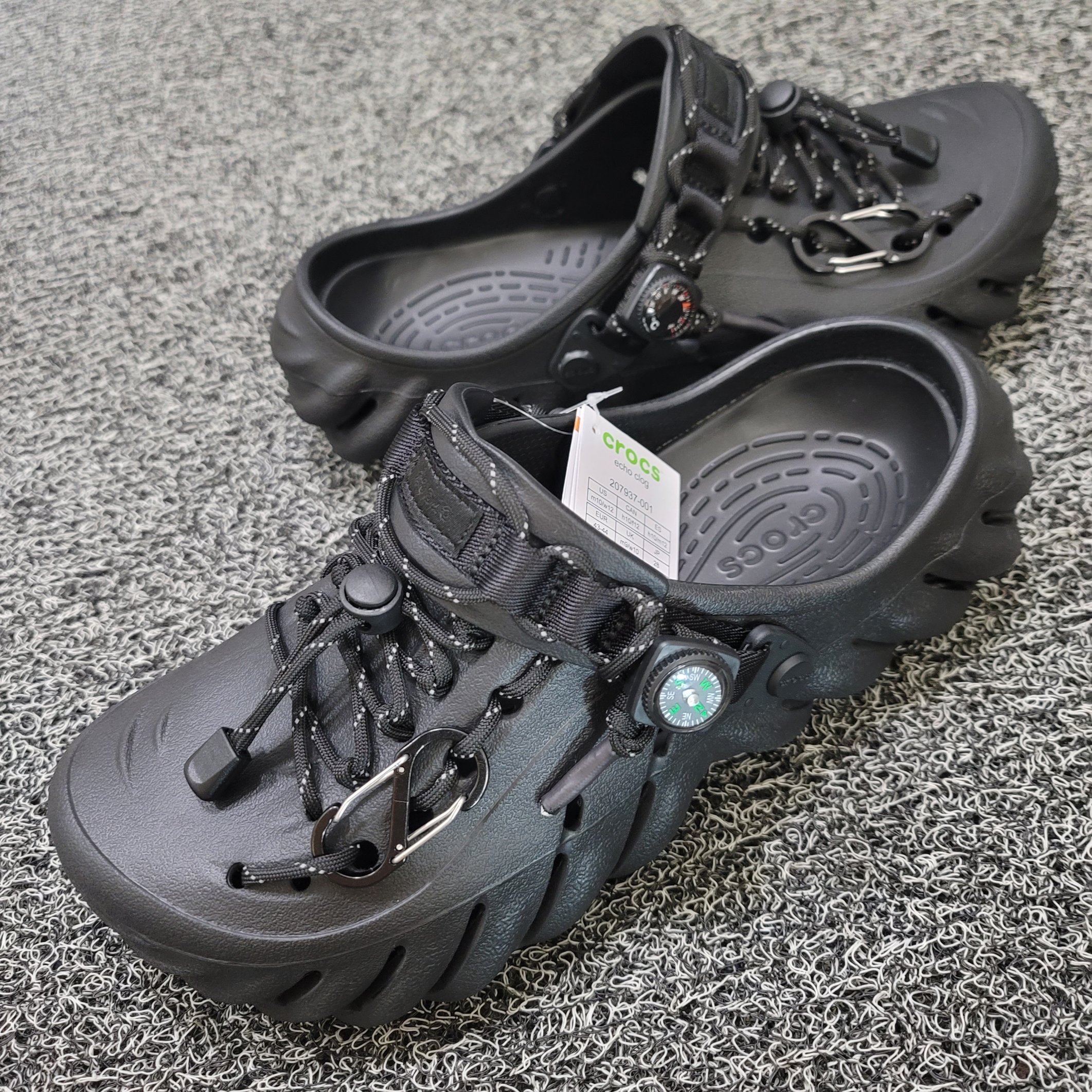 Crocs Echo Clog Black 착용 스타일 - 1
