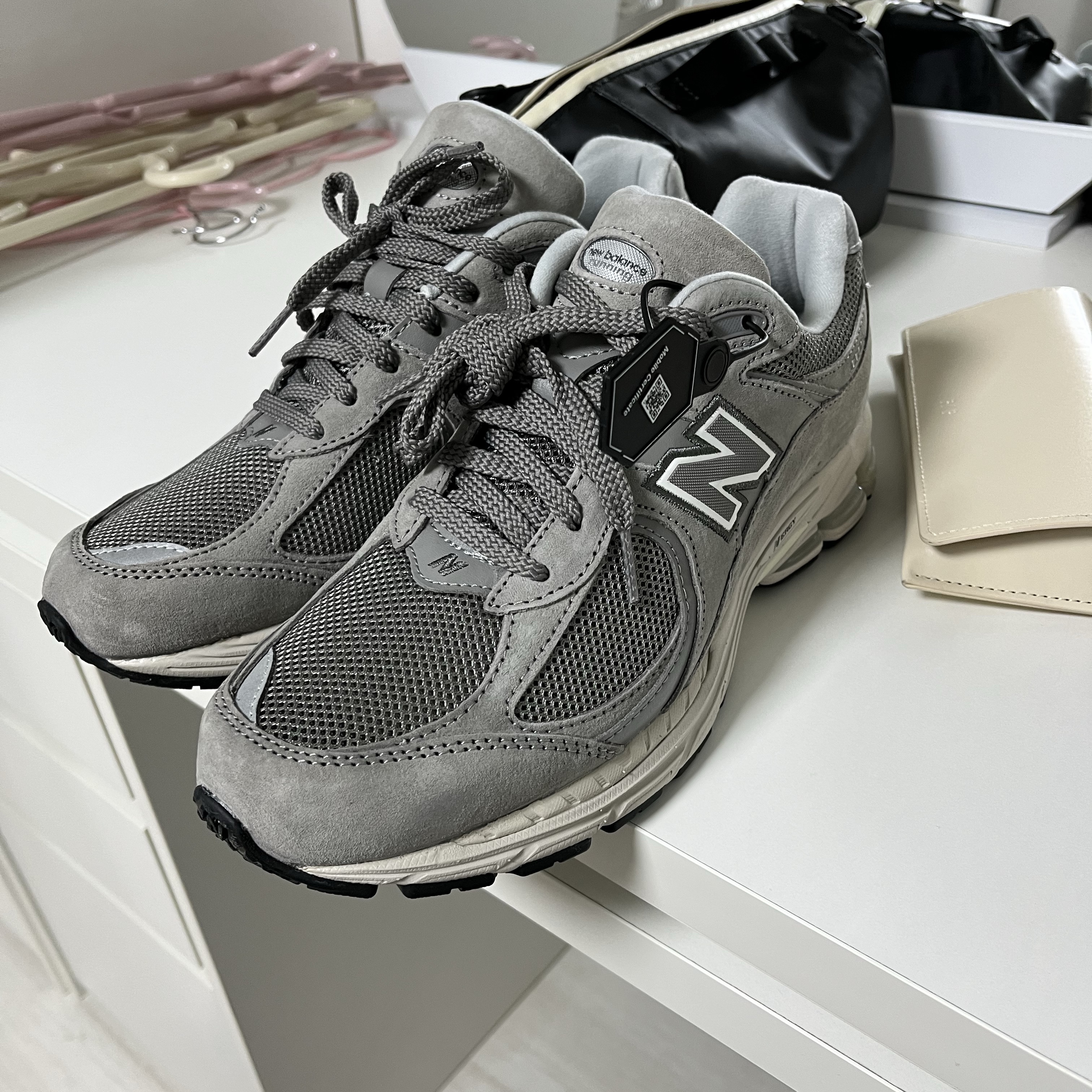 New Balance 2002R Grey 착용 스타일