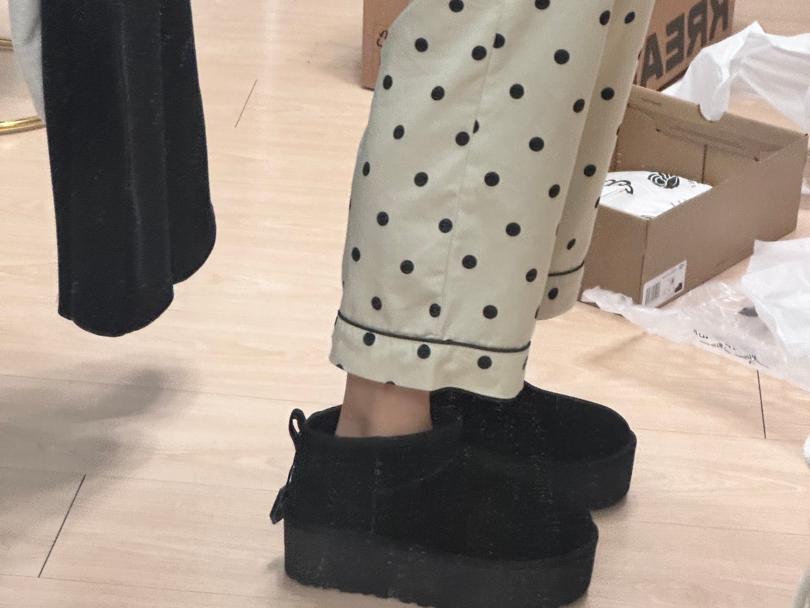 (W) UGG Classic Ultra Mini Platform Boots Black 착용 스타일