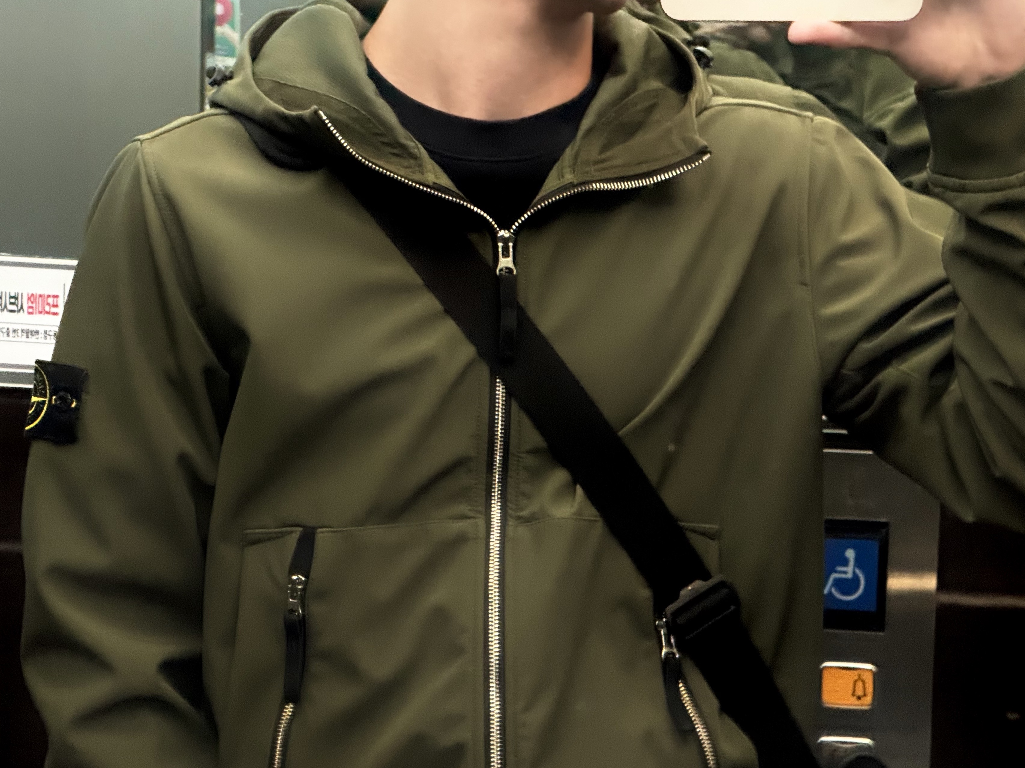 Stone Island 40727 Light Soft Shell Hooded Jacket Olive Green - 21SS 착용 스타일