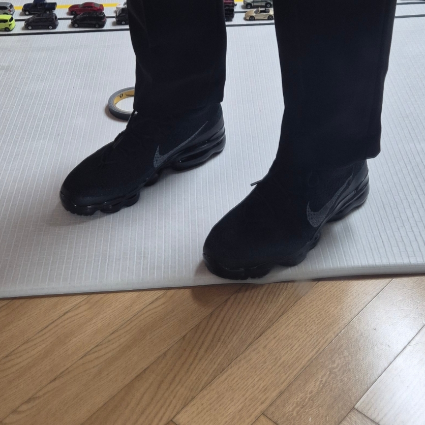 Nike Air VaporMax 2023 Flyknit Triple Black 착용 스타일 - 2