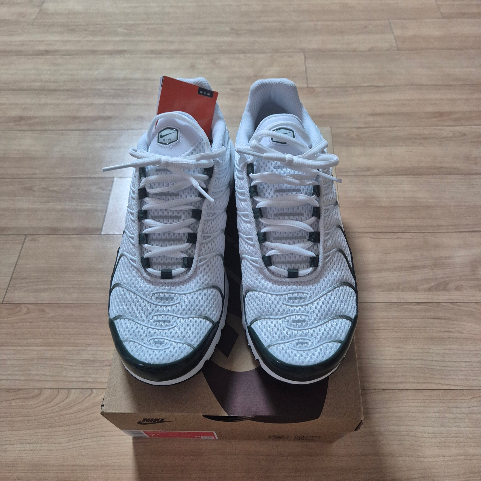 Nike Air Max Plus Premium White Vintage Green 착용 스타일 - 2