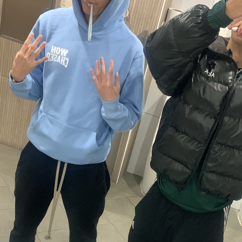 Won Chaser Chaser Hoodie Baby Blue 착용 스타일