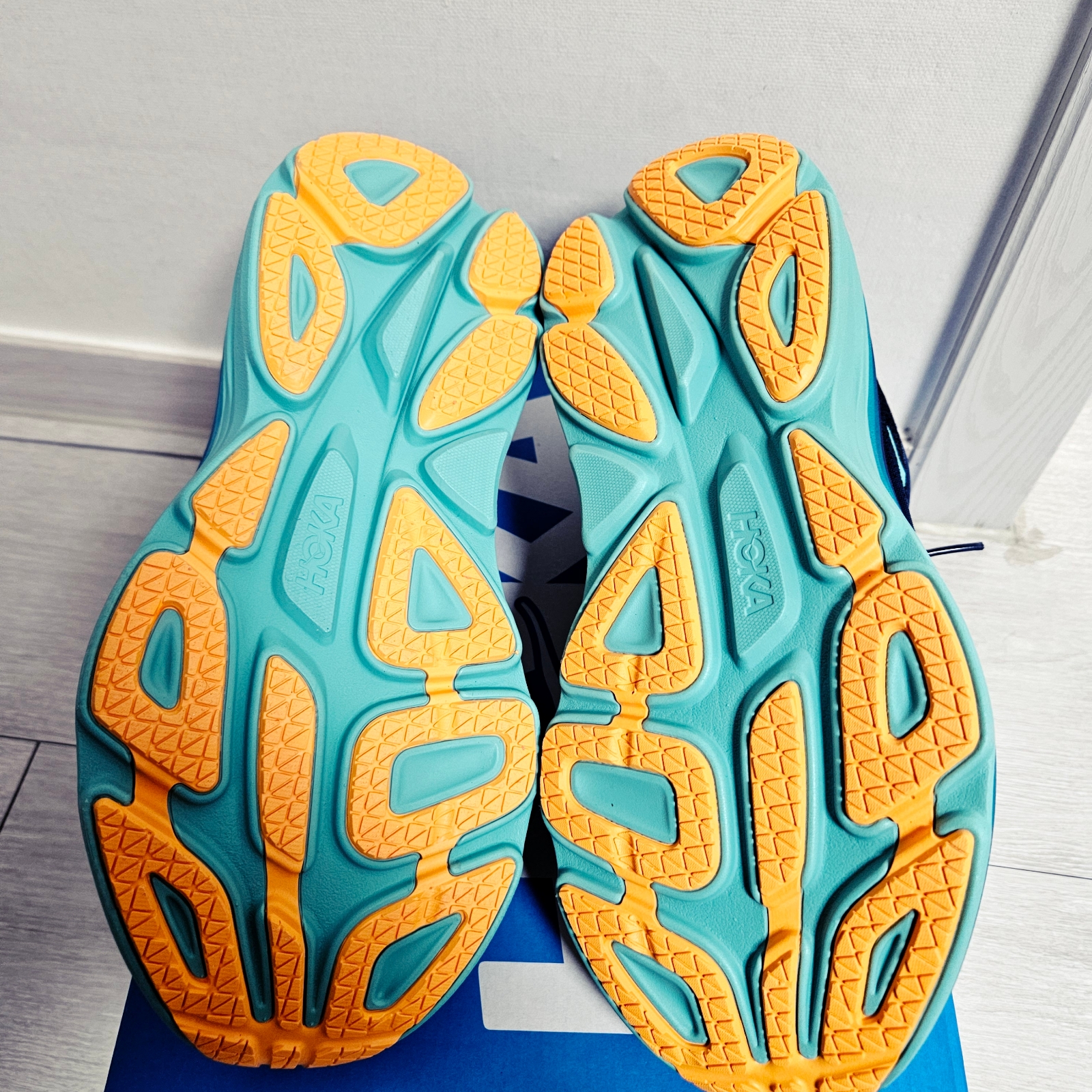 Hoka Bondi 8 Midnight Shoreline 착용 스타일 - 3