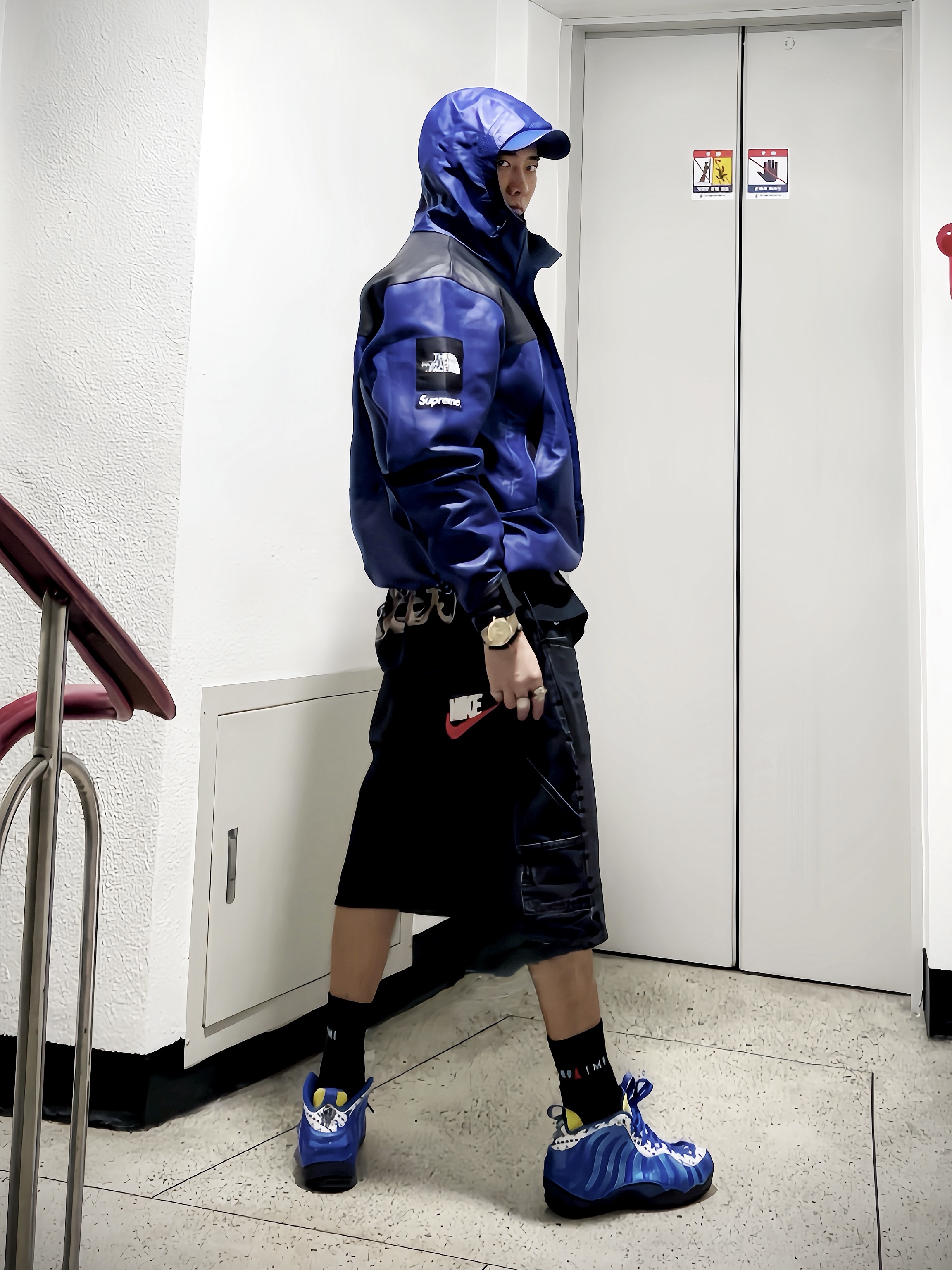 Supreme Leather Camp Cap Royal - 21SS, Supreme x MM6 Maison Margiela Liquid Blue Oversized T-Shirt Black - 24SS 착용 스타일 - 3