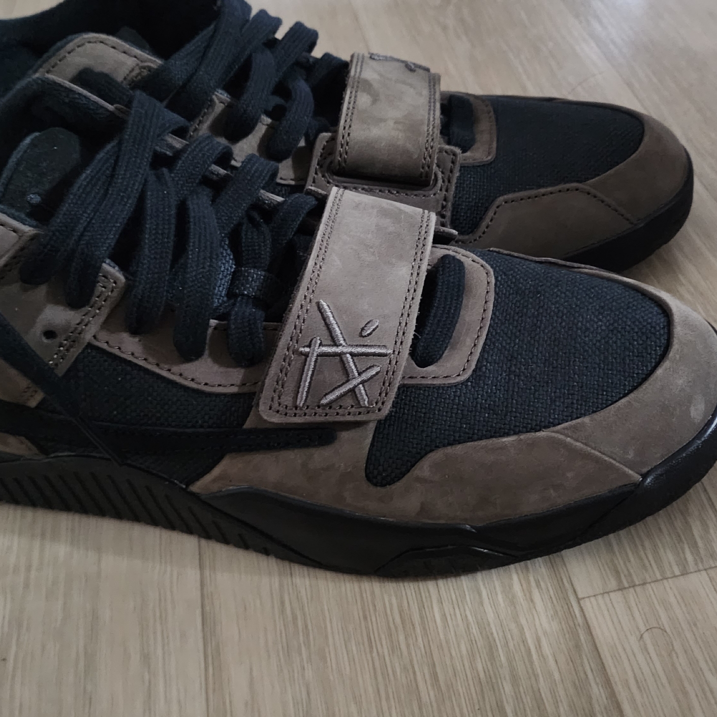 Jordan x Travis Scott Jumpman Jack TR Black and Dark Mocha 착용 스타일