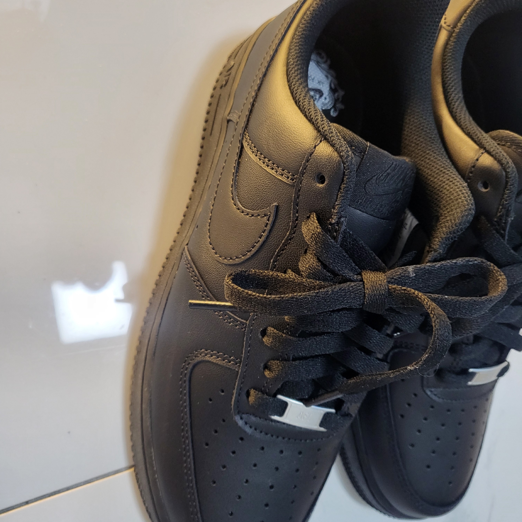 Nike Air Force 1 '07 Low Triple Black 착용 스타일