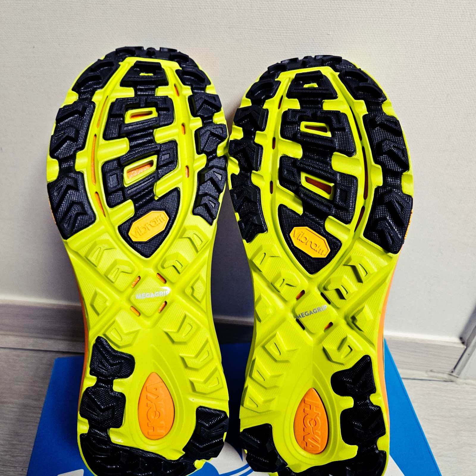 Hoka Mafate Speed 2 Electric Tangerine Citrus 착용 스타일 - 4