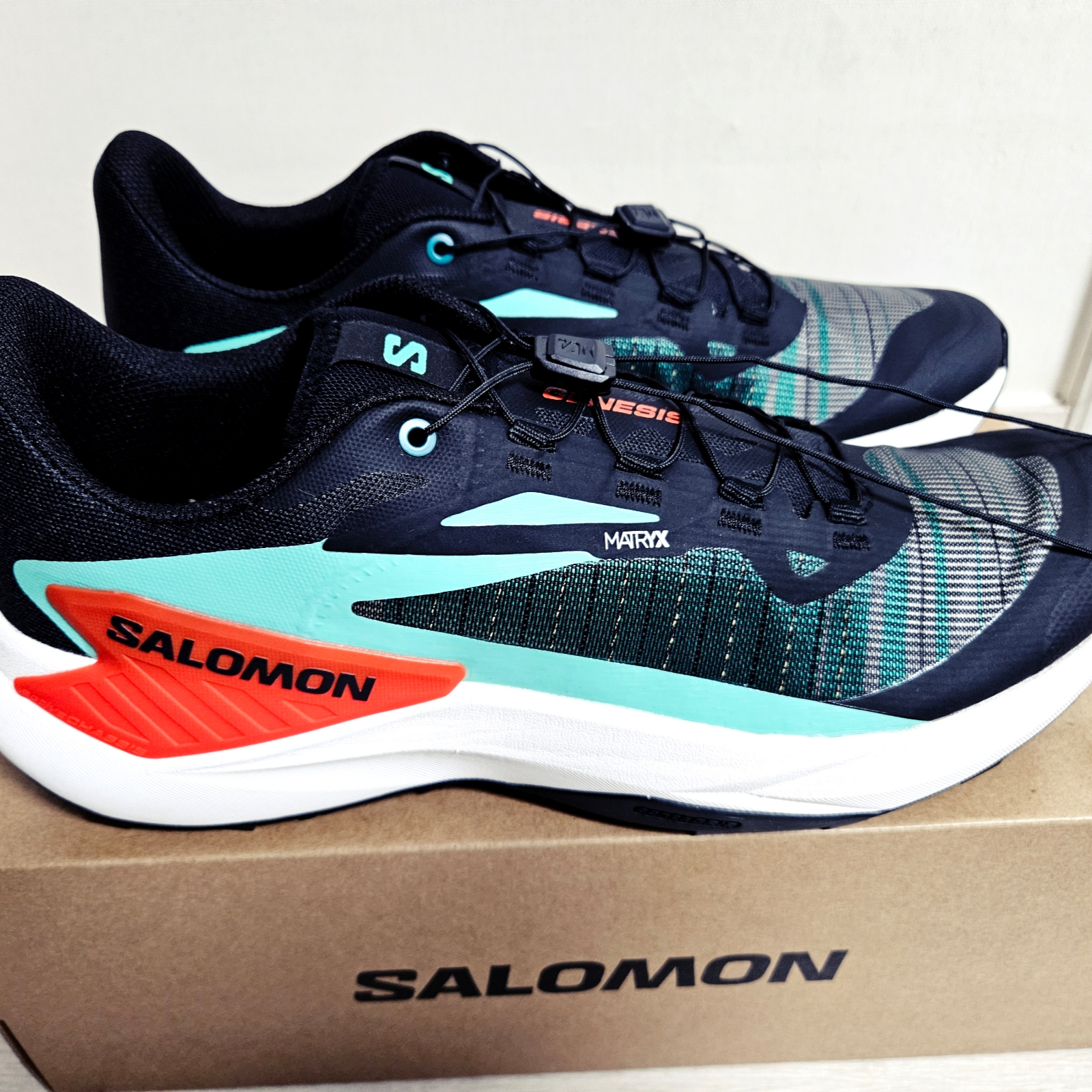 Salomon Genesis Black Electric Green 착용 스타일 - 2