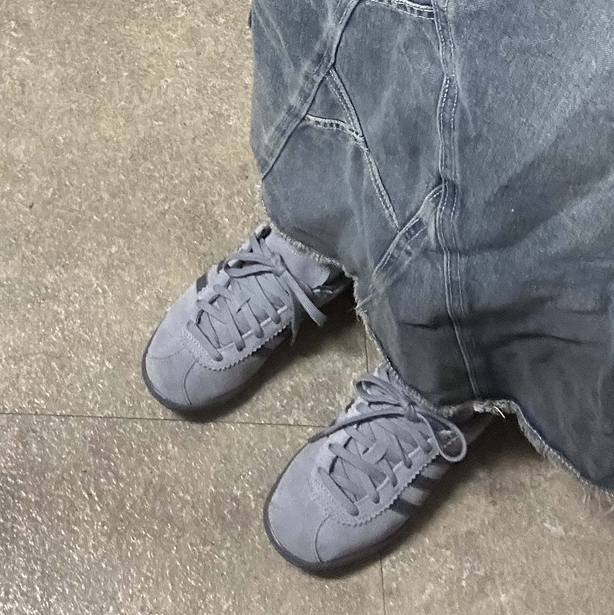 Adidas Stadt Grey Three Grey Five 착용 스타일 - 2
