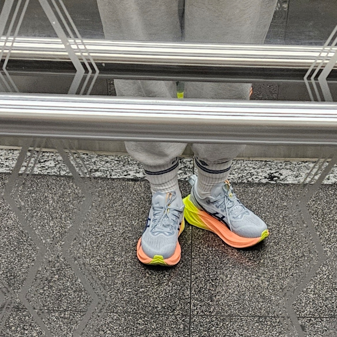 Asics Superblast 2 Paris Cool Grey Safety Yellow 착용 스타일
