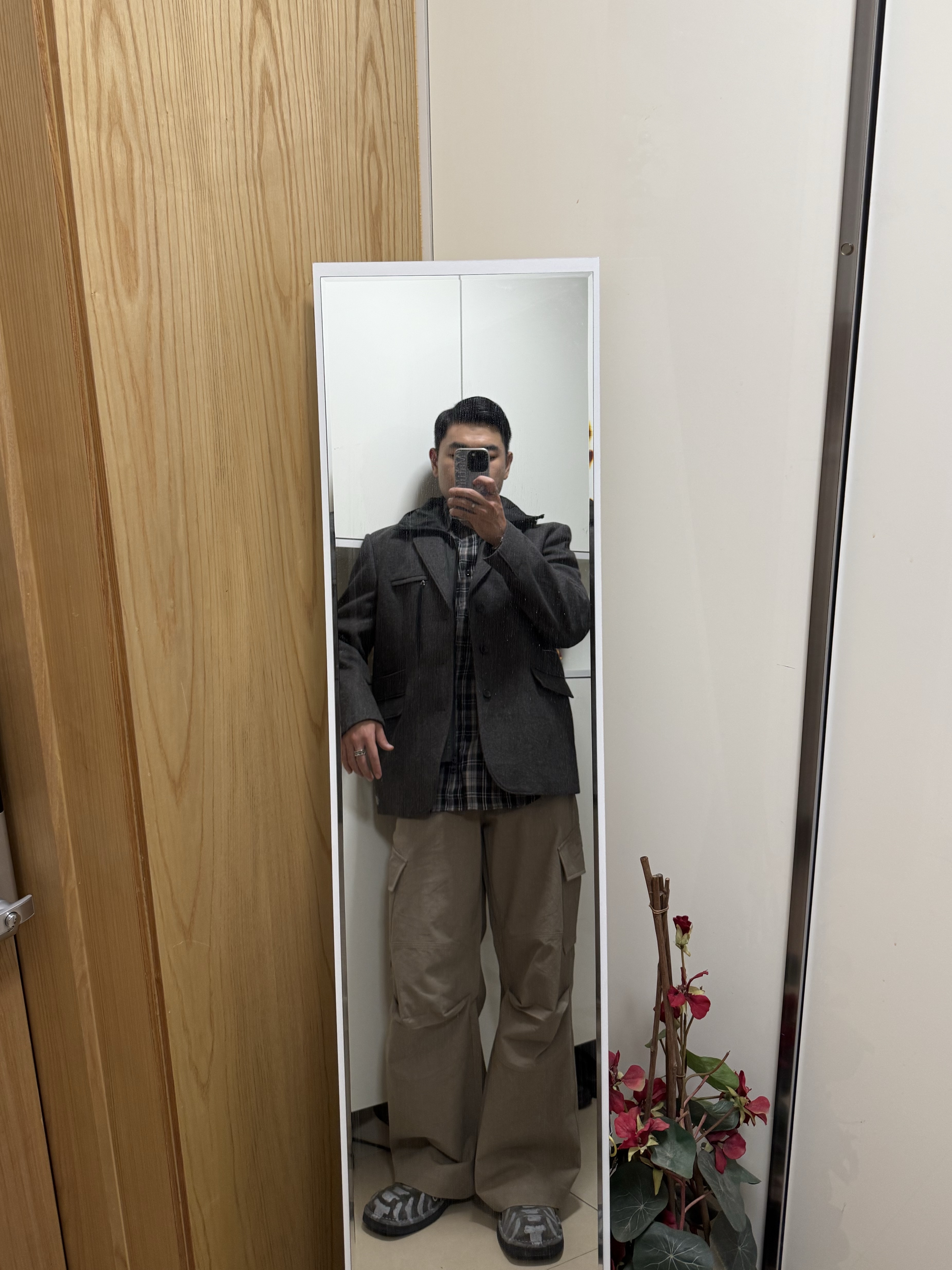 DIVEIN Vern Cargo Pants Olive Beige, TWOSPC. Bone-Frame Grey 착용 스타일
