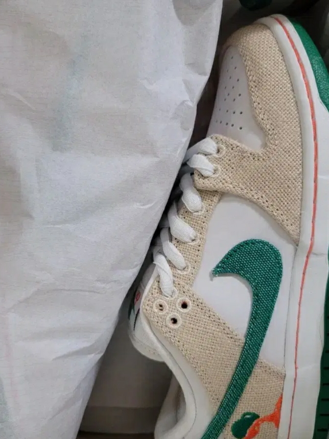 Nike x Jarritos SB Dunk Low Phantom and Malachite 착용 스타일