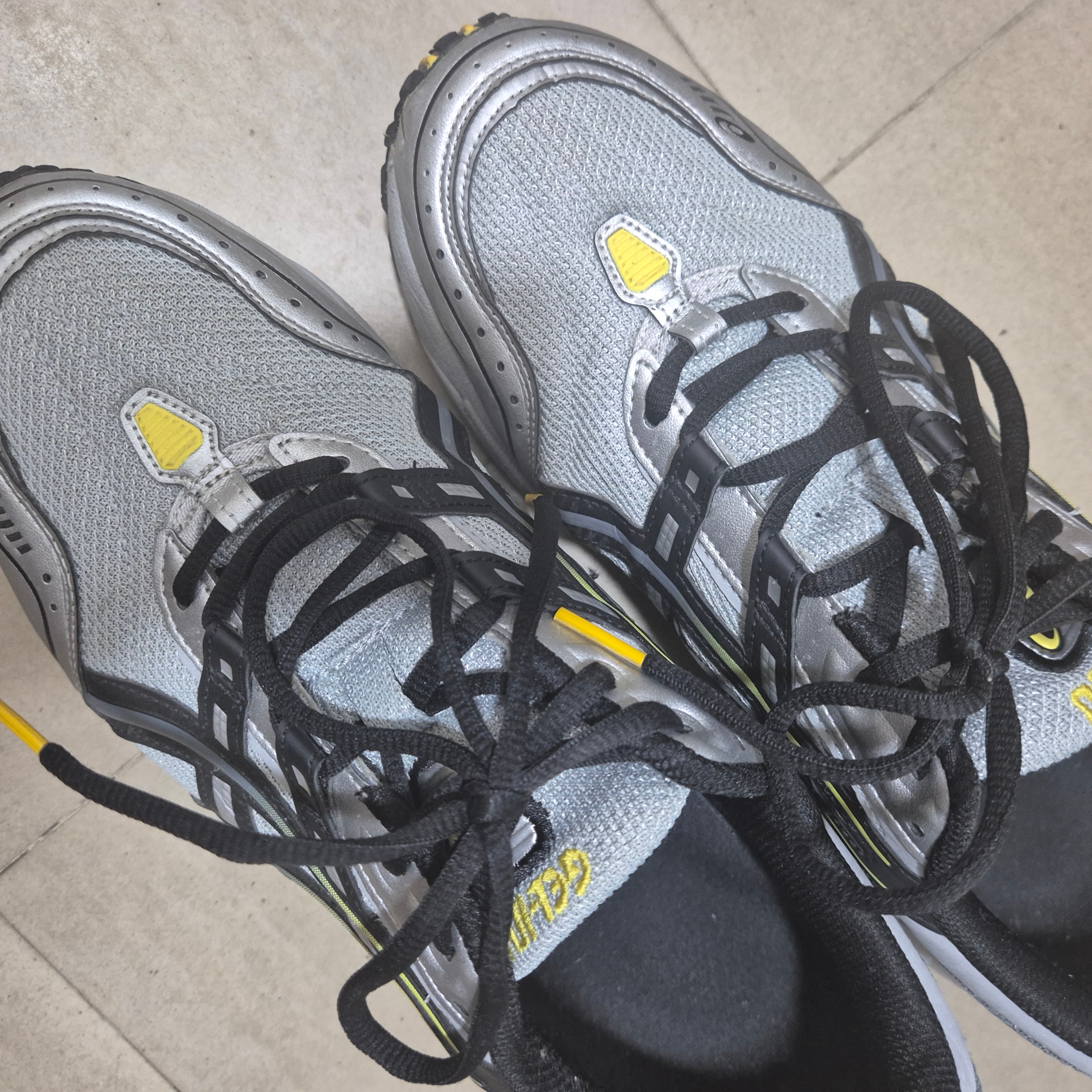 Asics Gel-1090 Mid Grey Black 착용 스타일