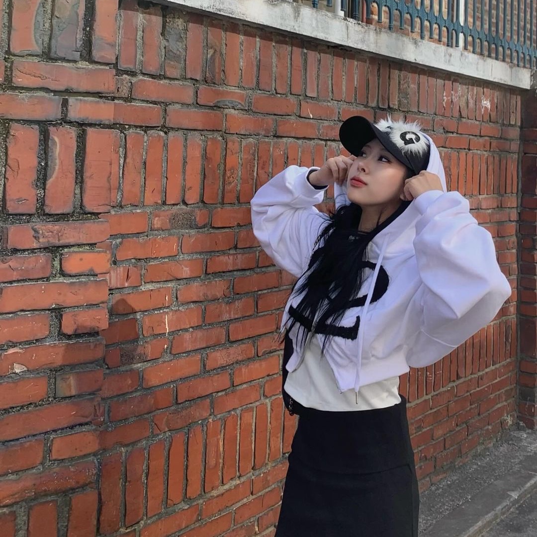 222 Hoodie 002 White, 222 Hoodie 002 Black 착용 스타일
