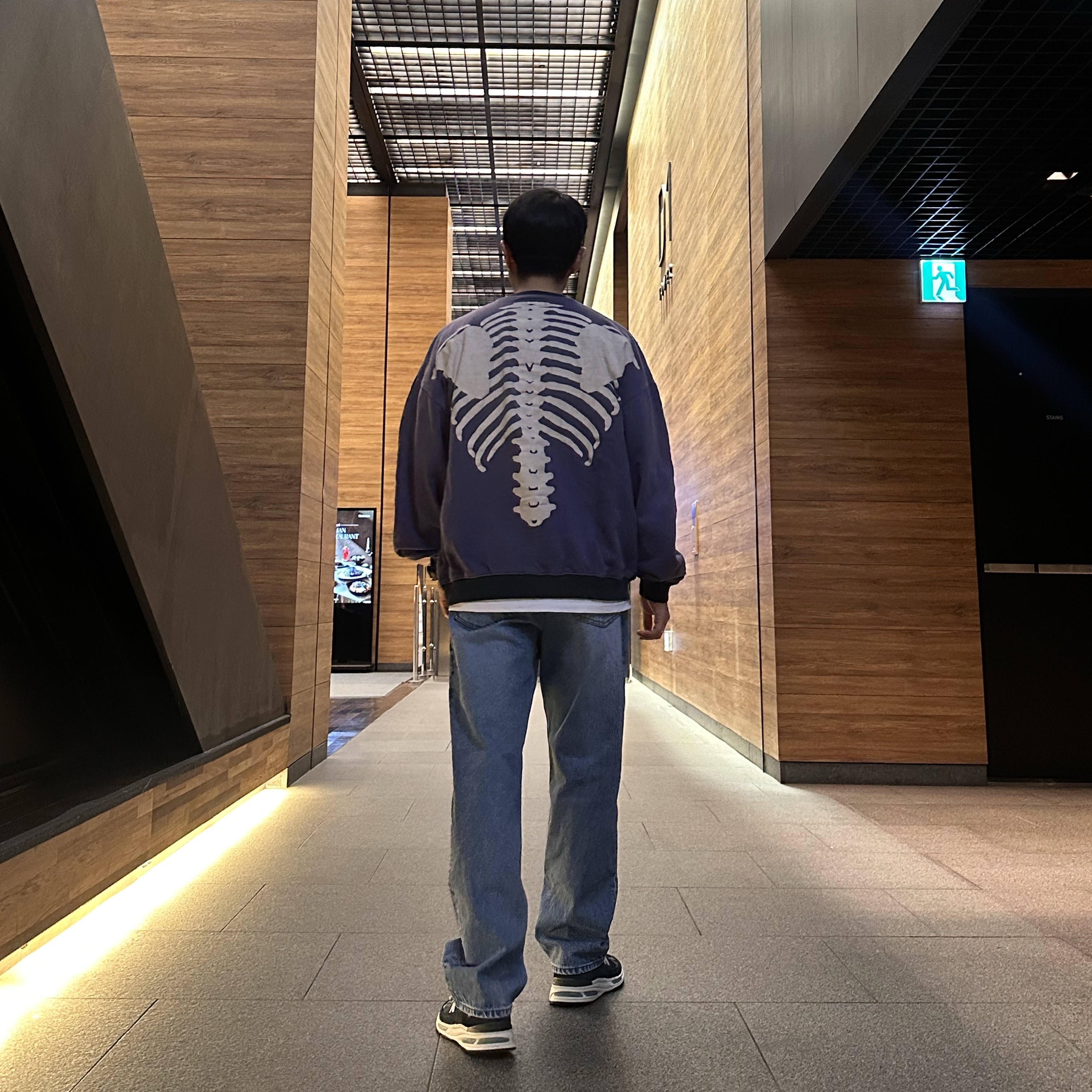 Kapital 2 Tone Big Fleece Sweatshirt Black Purple 착용 스타일