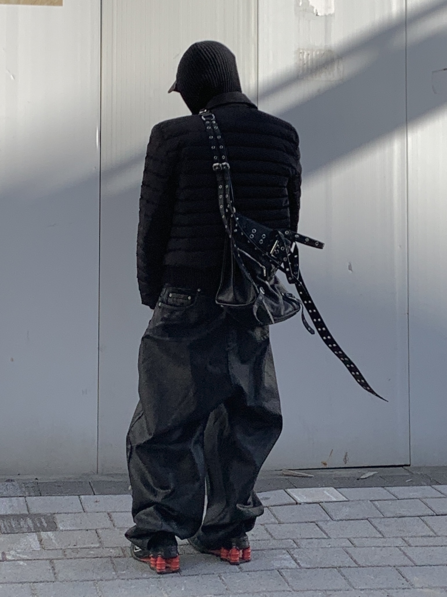 Balenciaga Emo Bucket Bag in Washed Calfskin Black, Balenciaga Emo XS Bucket Bag in Washed Calfskin Black 착용 스타일 - 1