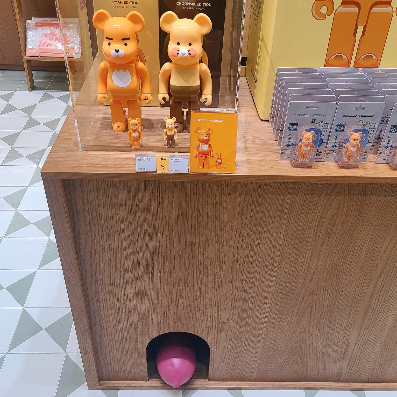 Bearbrick x Kakao Friends Choonsik 1000%, Bearbrick x Kakao Friends Ryan 100% 착용 스타일 - 5