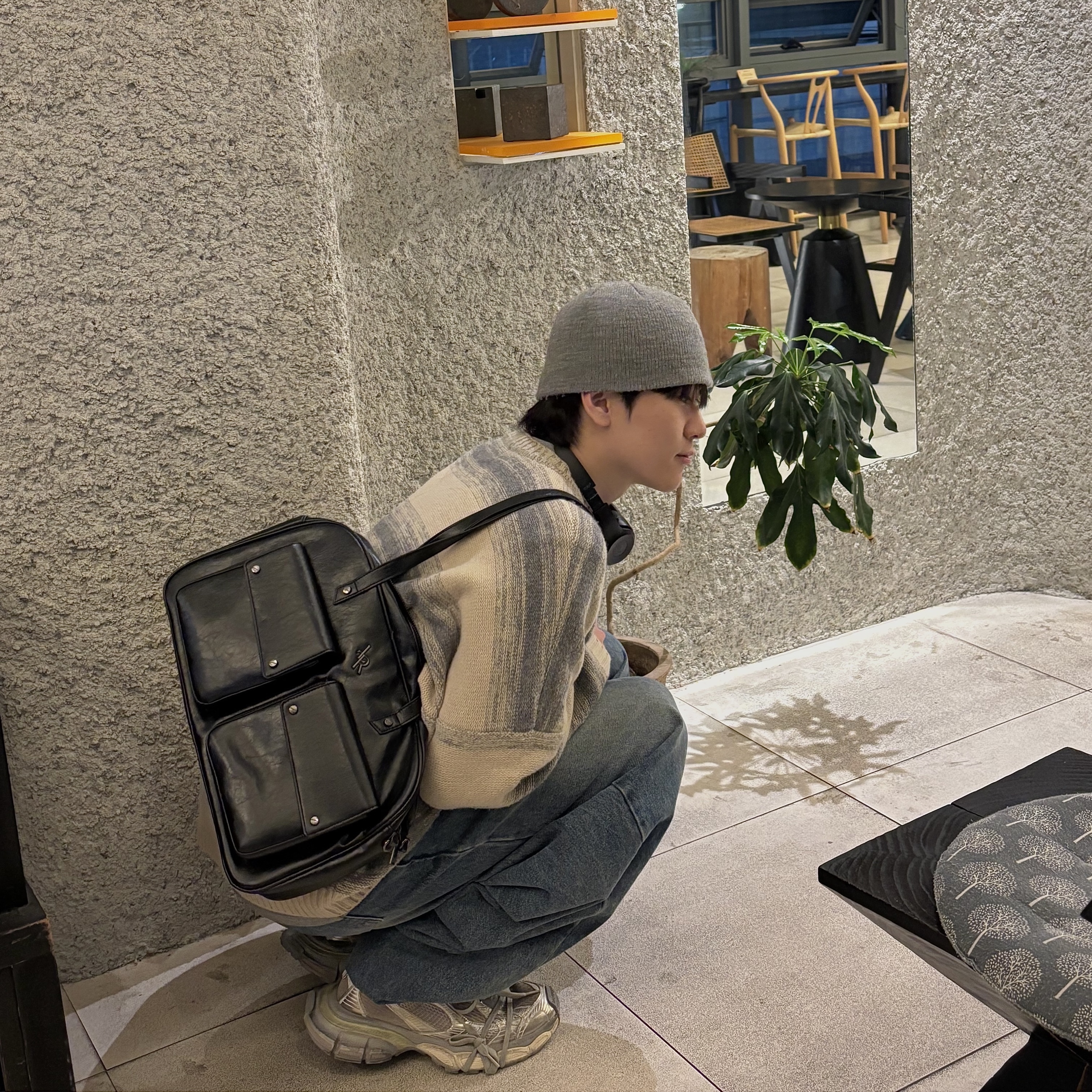 Balenciaga 3XL Sneakers Light Beige, Beats Solo3 Wireless On Ear Headphone Black (Korean Ver.) 착용 스타일