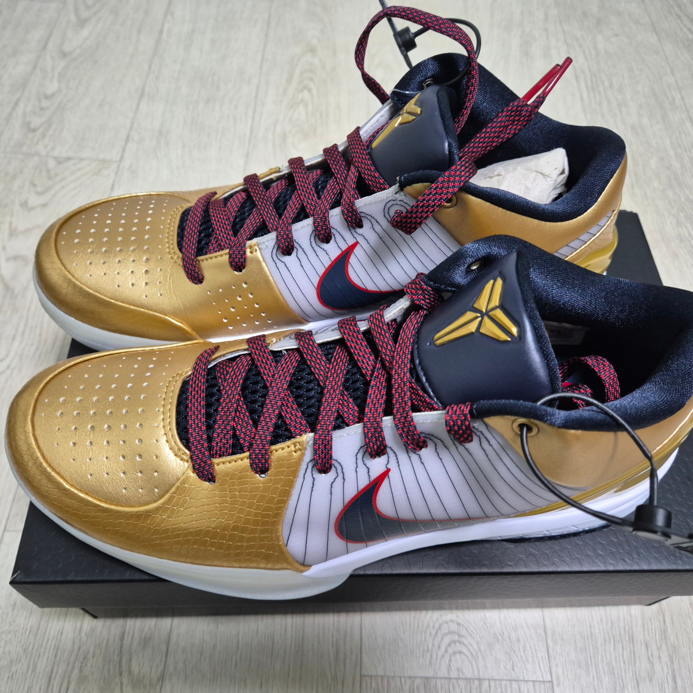 Nike Kobe 4 Protro Metallic Gold and Dark Obsidian 착용 스타일 - 1