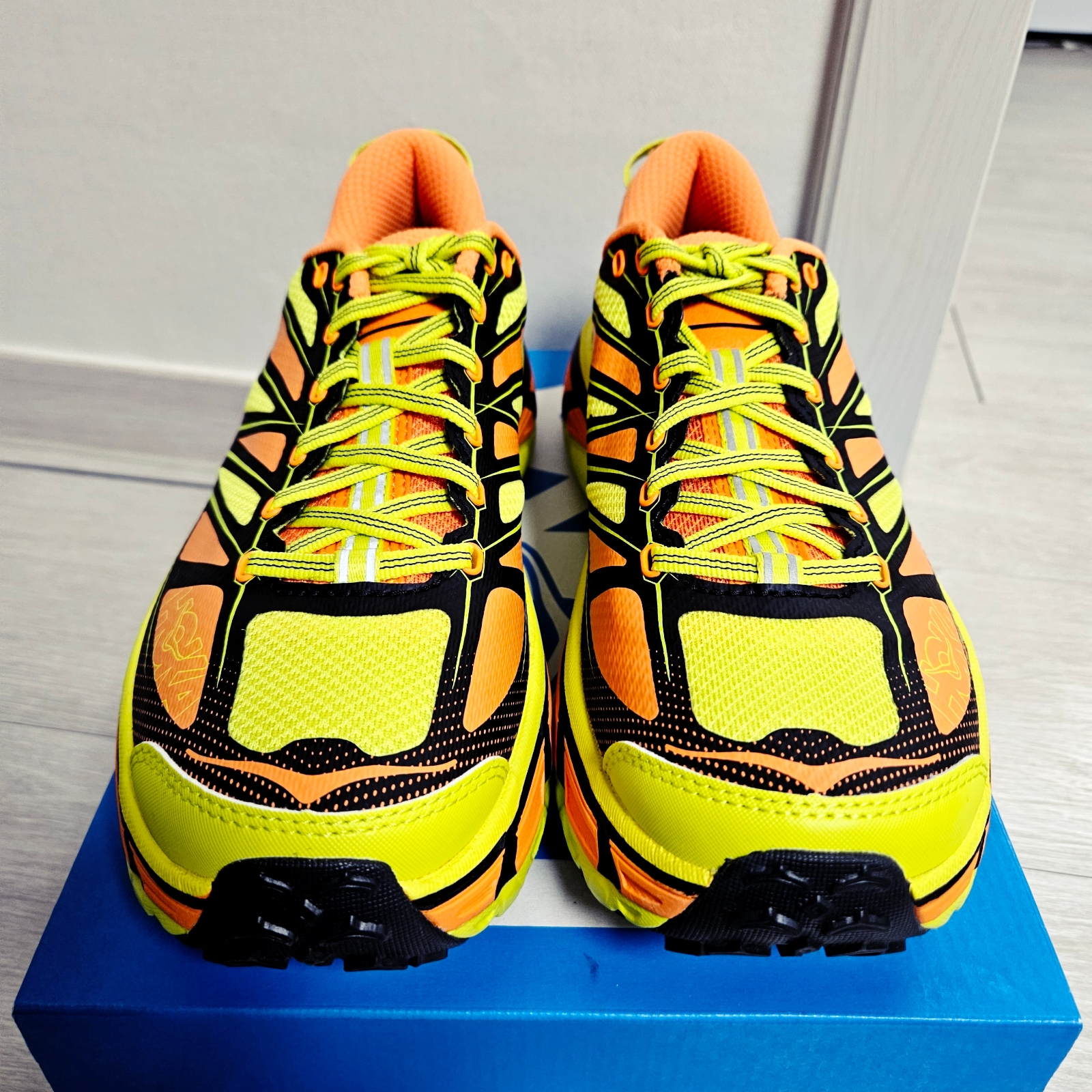 Hoka Mafate Speed 2 Electric Tangerine Citrus 착용 스타일 - 3