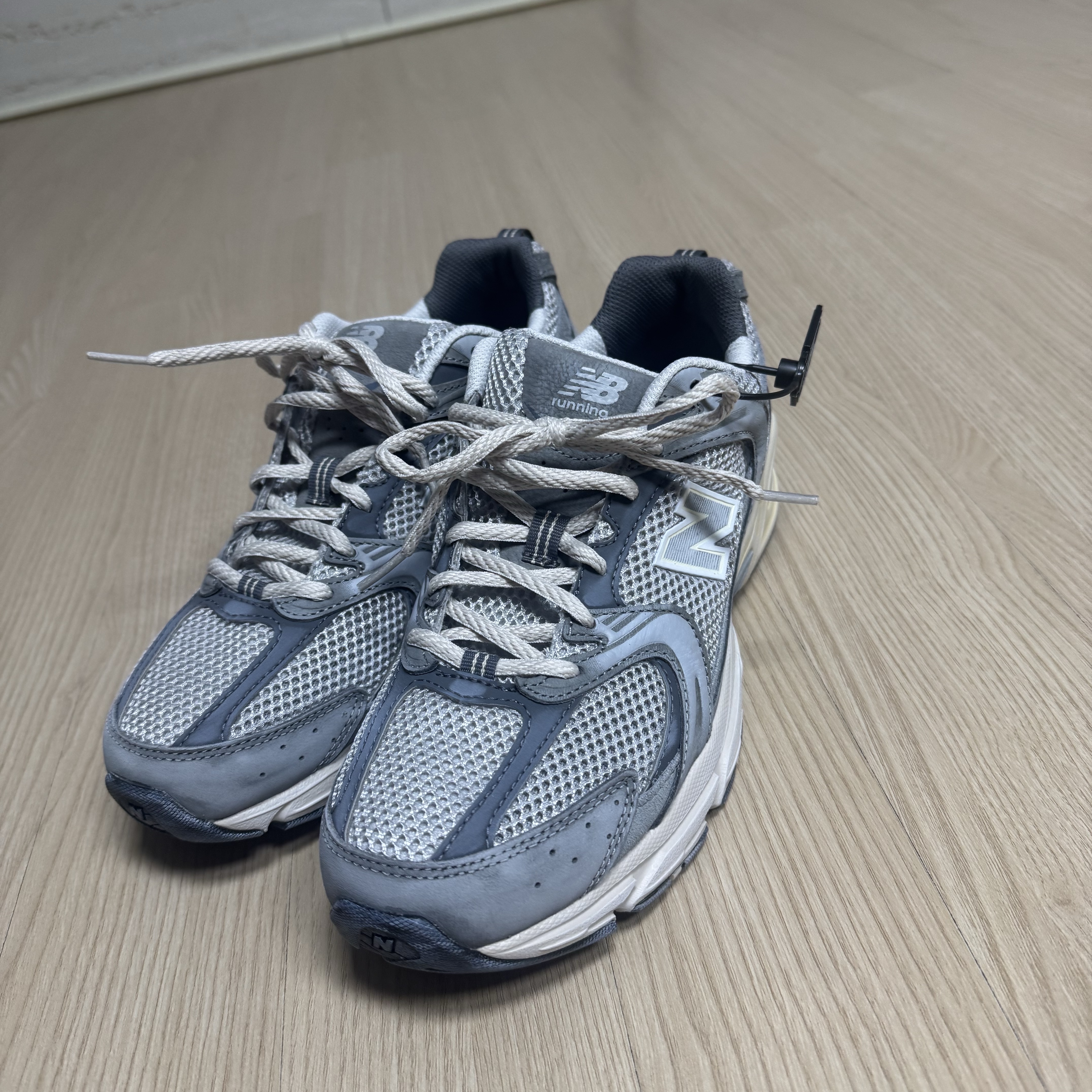 New Balance 530 Premium Vintage Grey Matter 착용 스타일 - 2