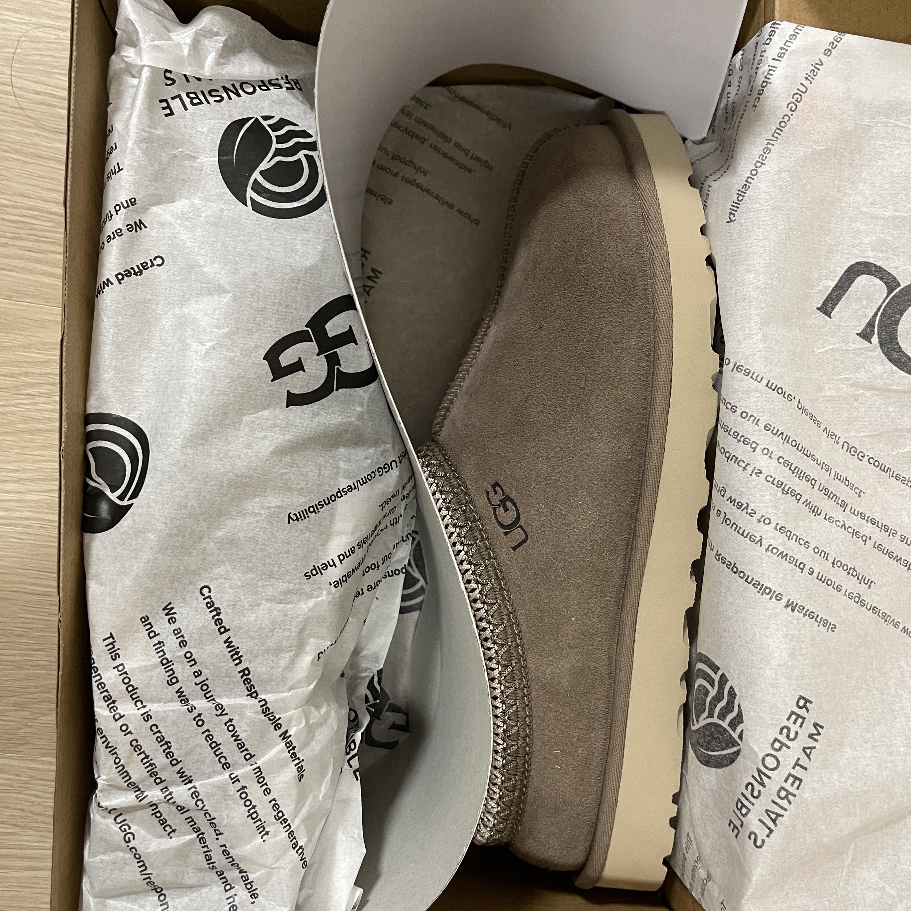 UGG Tasman Slipper Caribou 착용 스타일 - 3