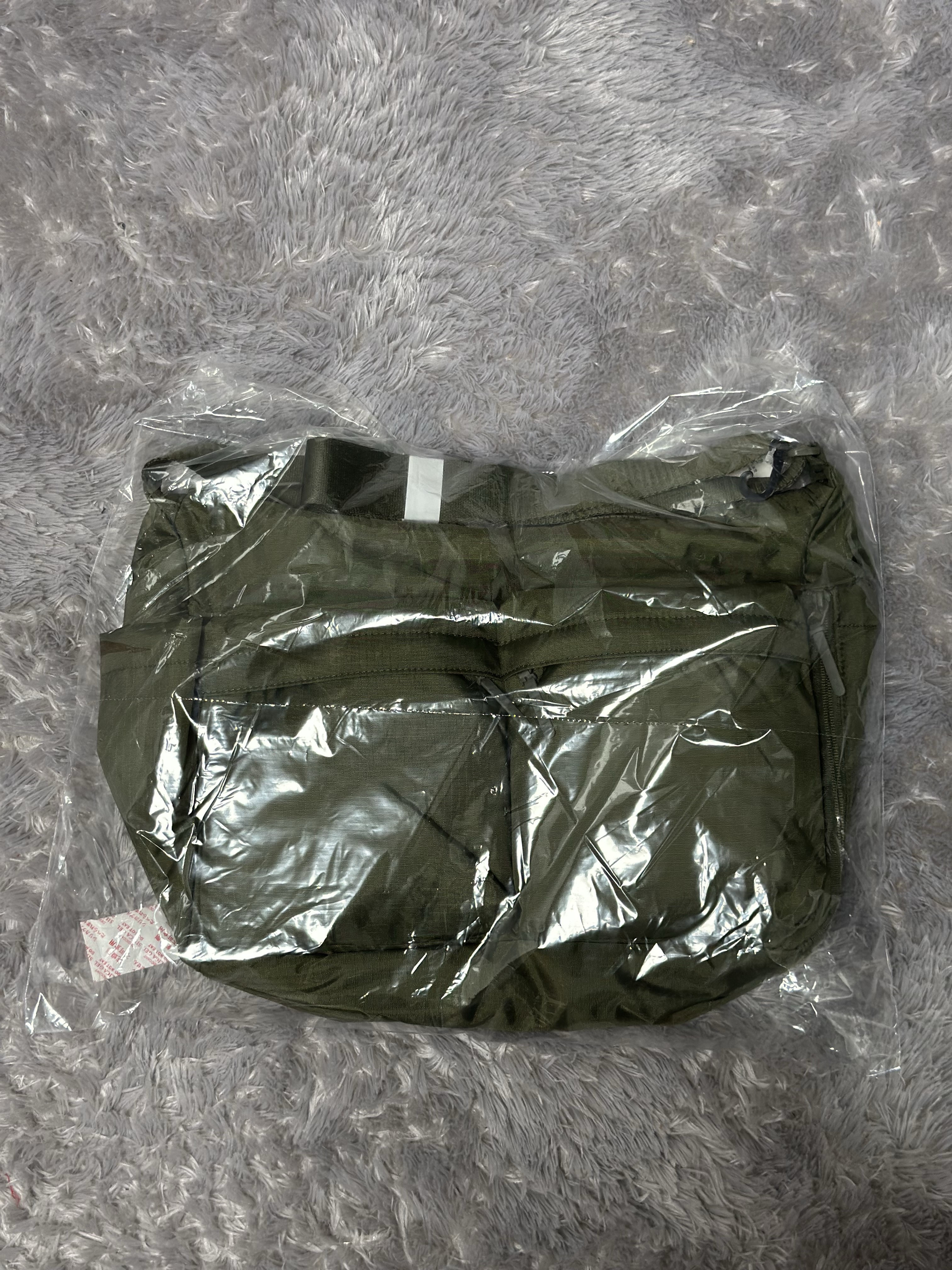 Uniqlo Multi Pocket Shoulder Bag Olive 착용 스타일 - 1