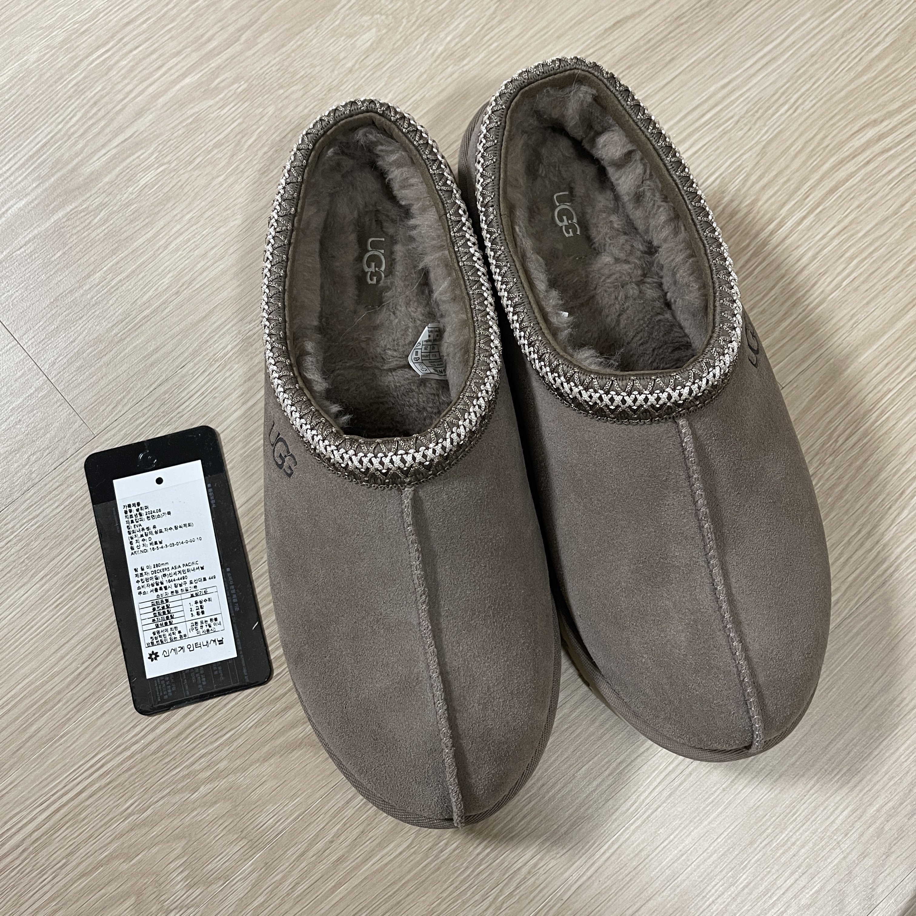UGG Tasman Slipper Caribou 착용 스타일 - 1