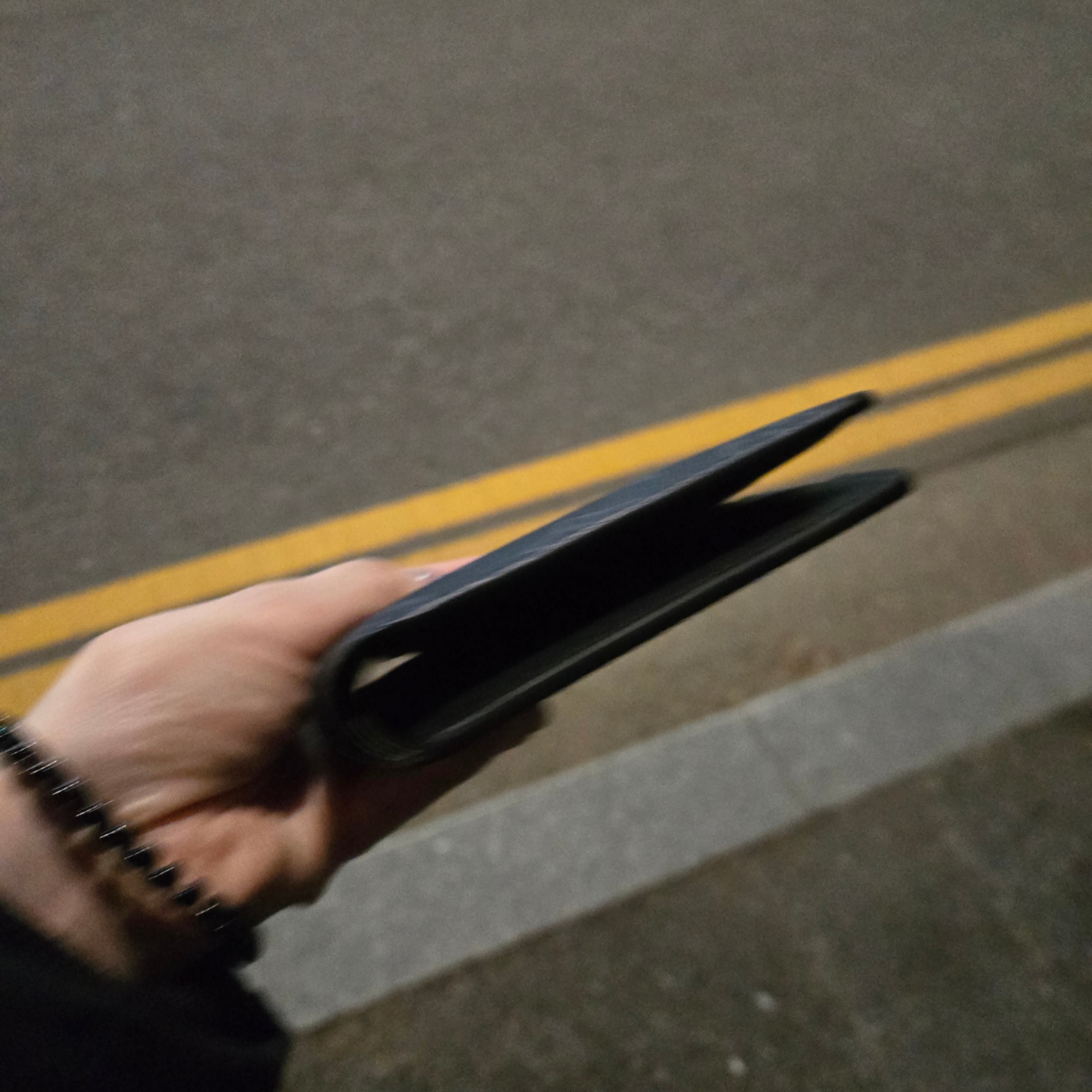 Louis Vuitton Multiple Wallet Monogram Eclipse 착용 스타일 - 1