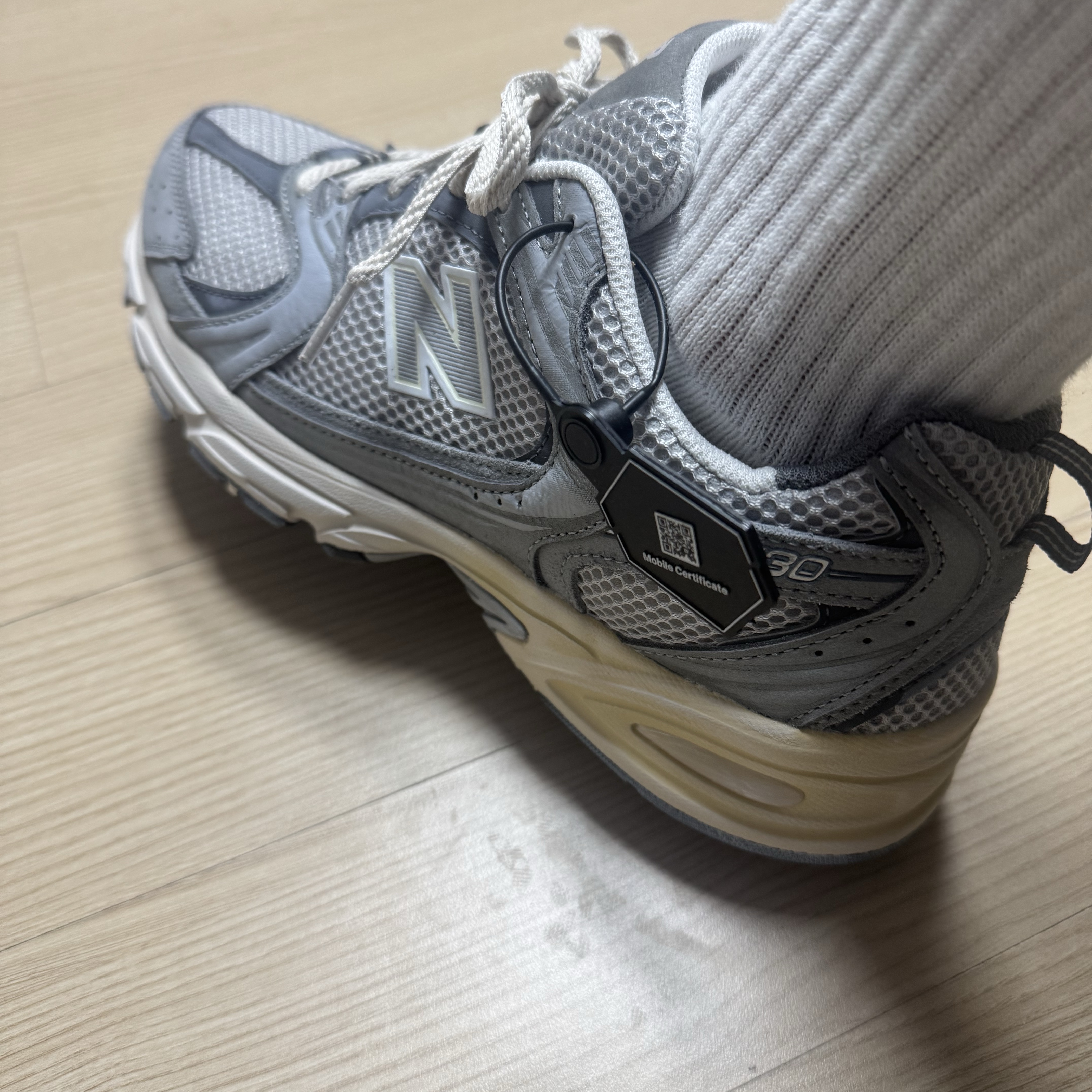 New Balance 530 Premium Vintage Grey Matter 착용 스타일 - 4