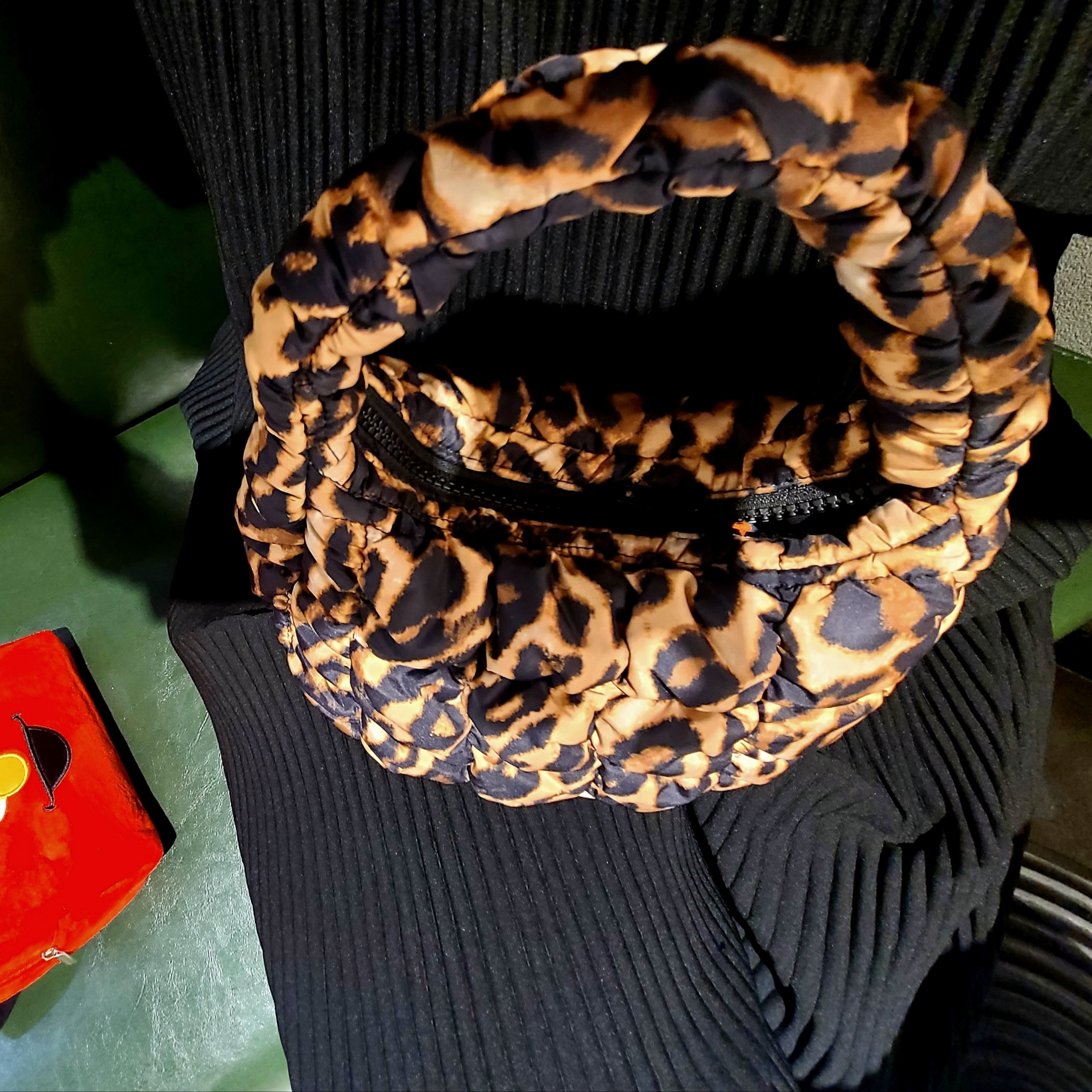 COS Quilted Micro Bag Leopard, Bearbrick x Helinox 15th Anniversary Black 100% 착용 스타일 - 2