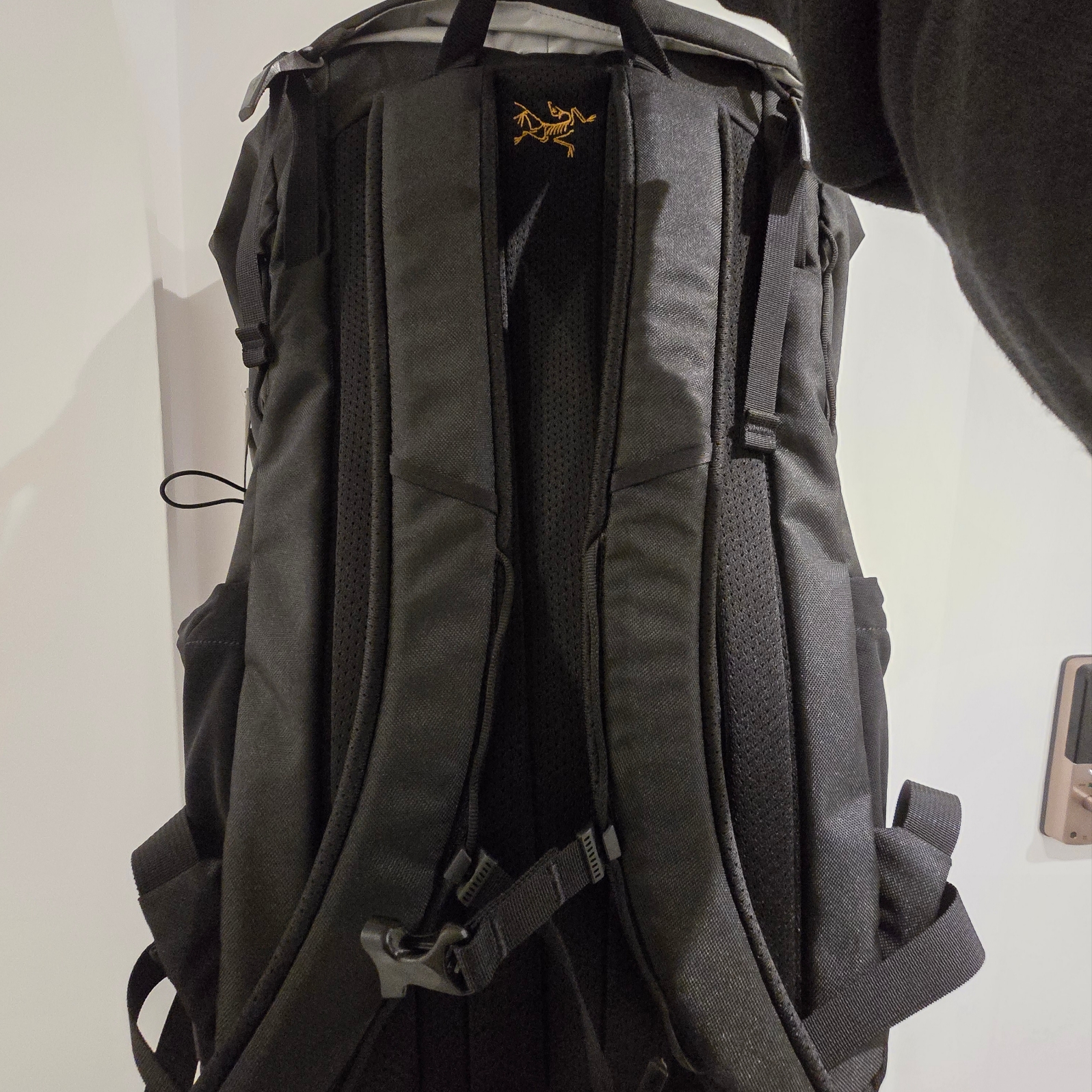 Arc'teryx Mantis 30 Backpack Black 착용 스타일 - 3