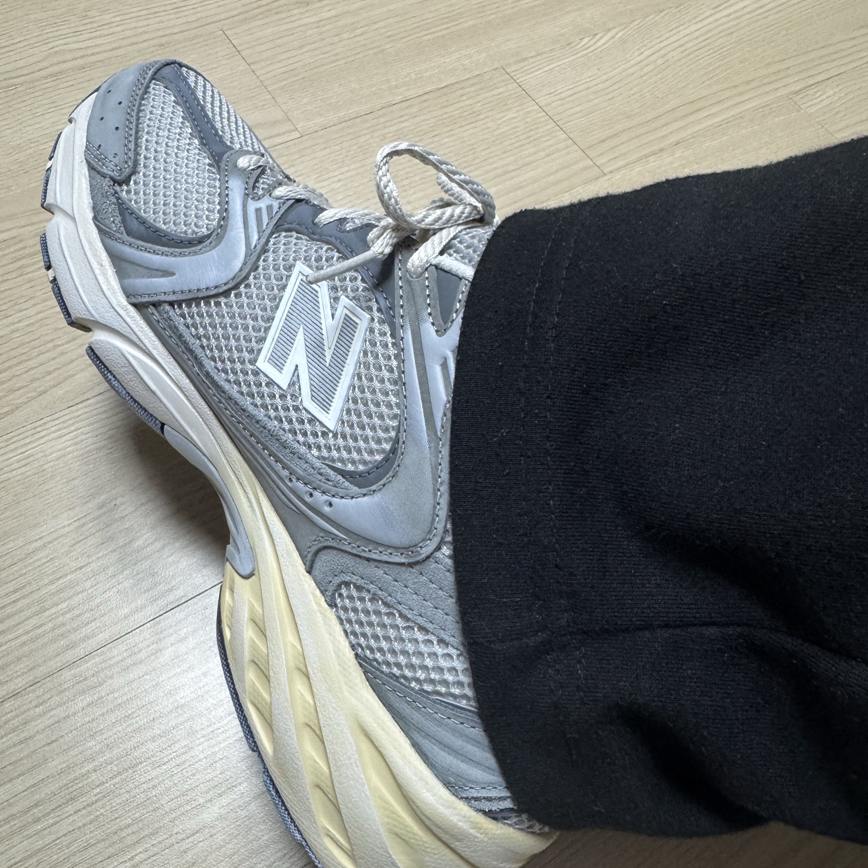 New Balance 530 Premium Vintage Grey Matter 착용 스타일 - 1