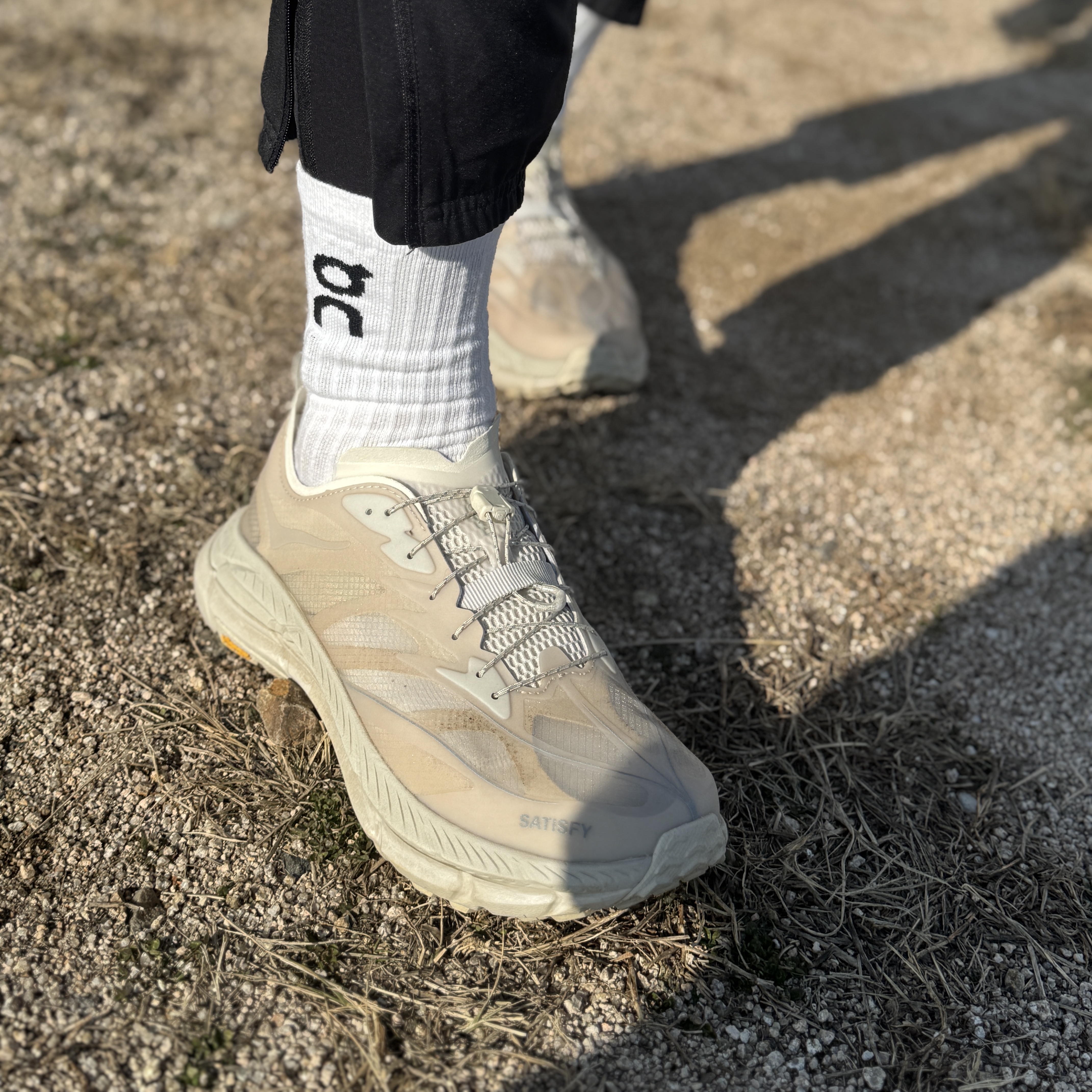 Hoka x Satisfy Mafate Speed 4 Lite Bone 착용 스타일 - 3