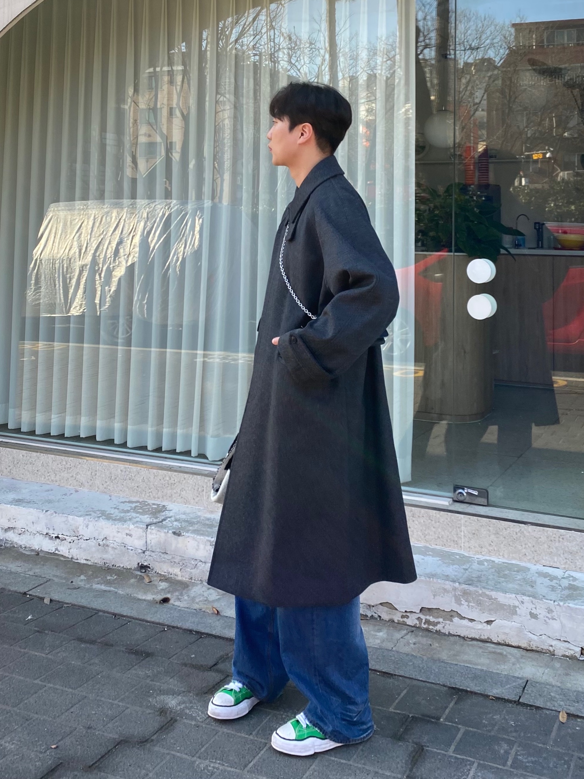 Maison Margiela Four Stitches Chain Flap Wallet Black, Maison Mihara Yasuhiro Peterson OG Sole Canvas Low Sneakers Green 착용 스타일 - 2