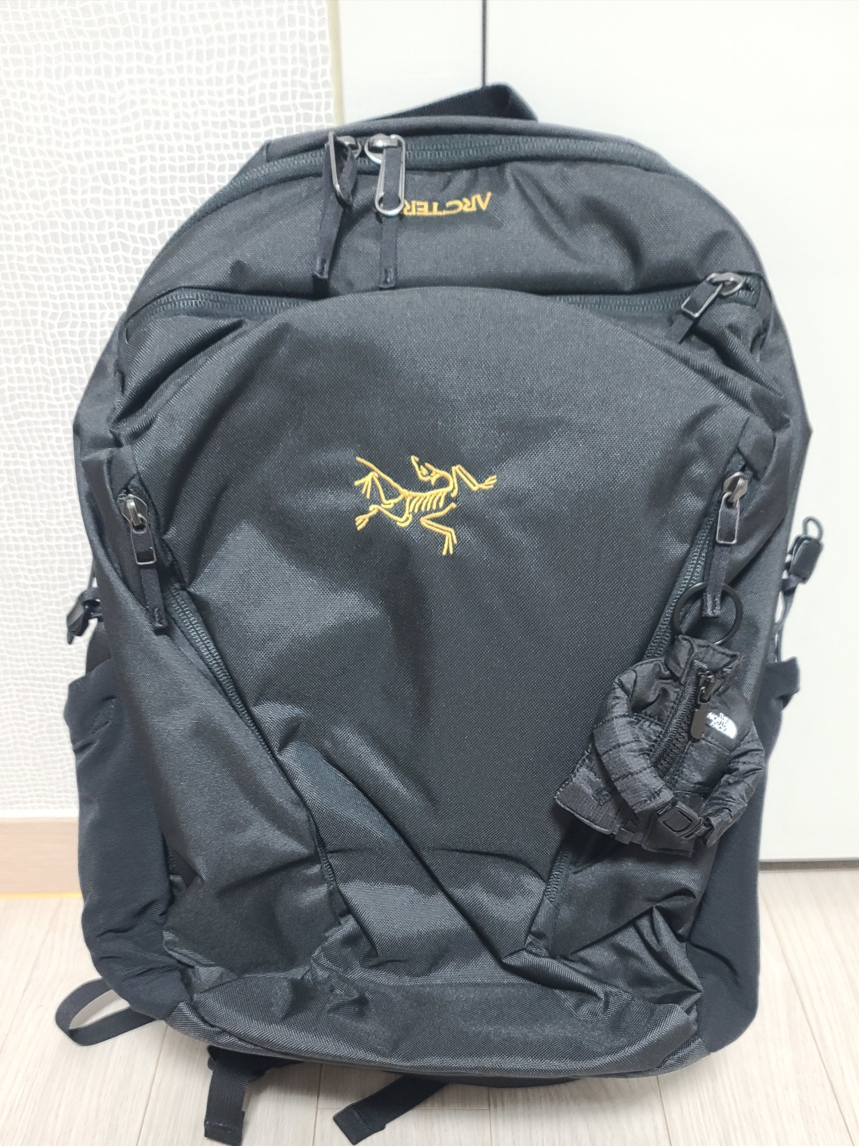 Arc'teryx Mantis 26 Backpack Black 착용 스타일
