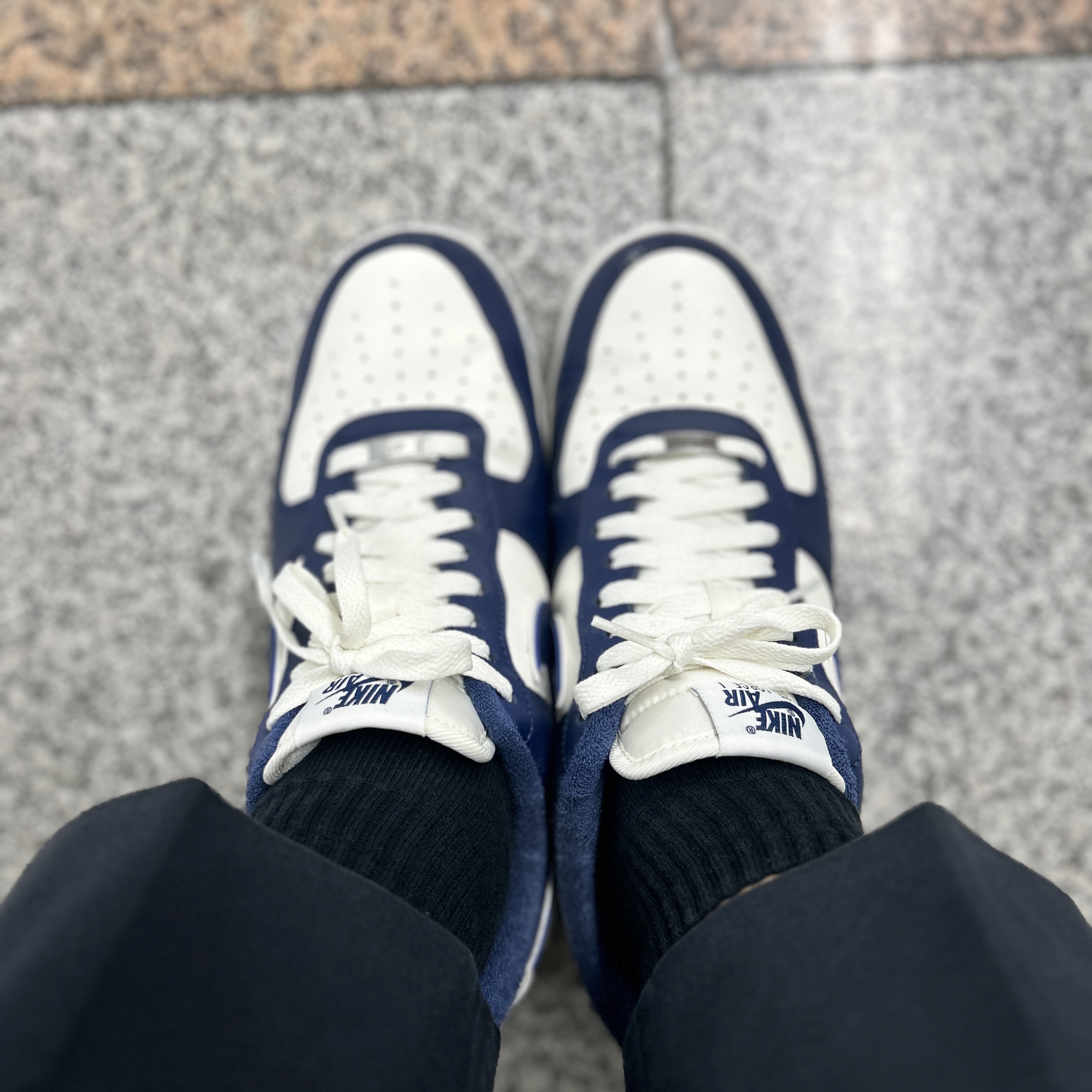 Nike Air Force 1 '07 LV8 Midnight Navy 착용 스타일 - 1