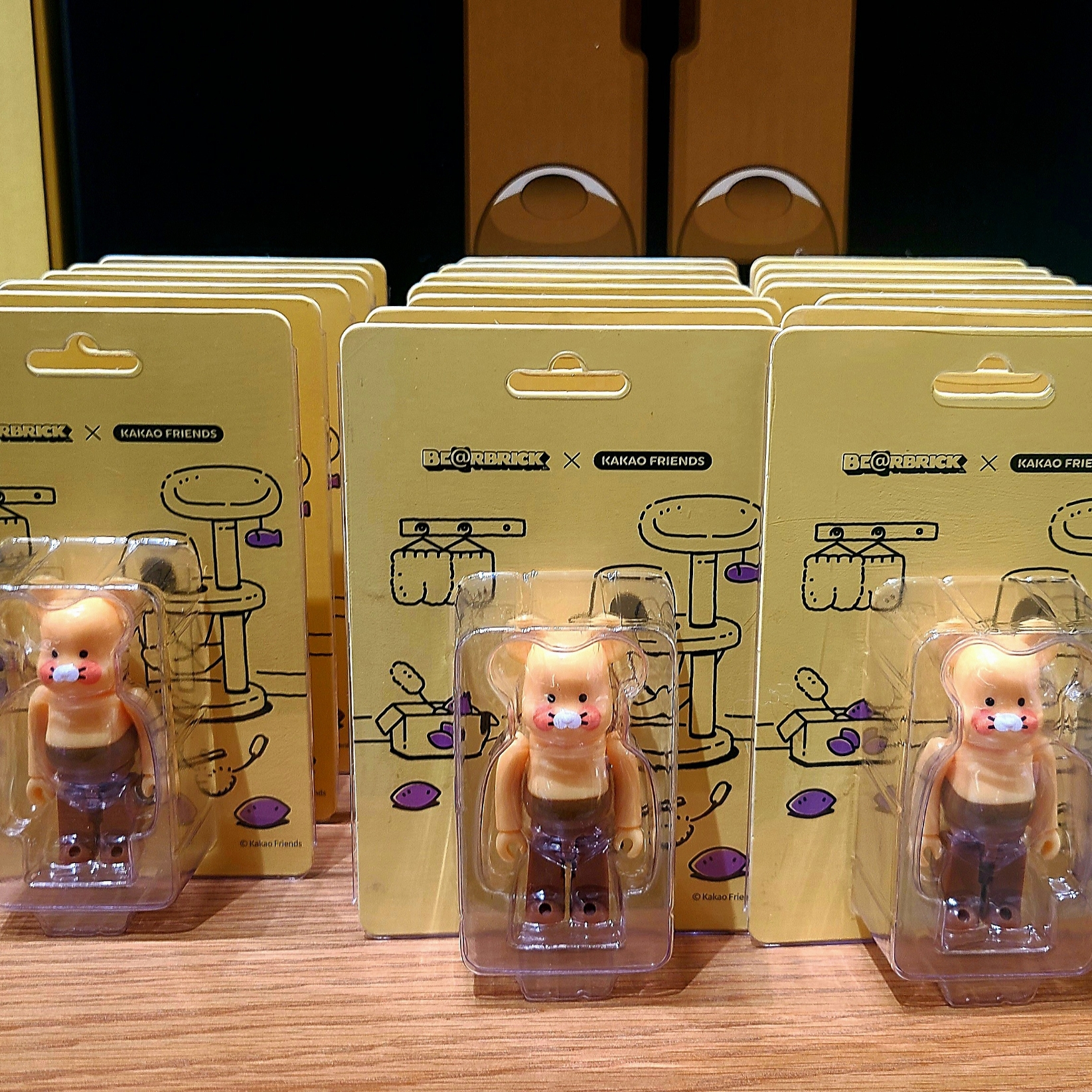 Bearbrick x Kakao Friends Choonsik 1000%, Bearbrick x Kakao Friends Ryan 100% 착용 스타일 - 3